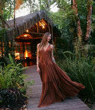 CONJUNTO DE VESTIDO LONGO FLUIDO DECOTE V COM RECORTES FRANZIDOS E CAPA ALONGADA COM FLUIDEZ COLEÇÃO INVERNO 26