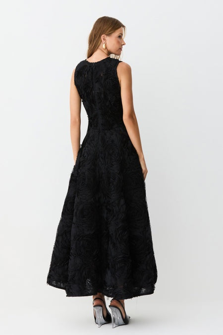 VESTIDO MIDI REGATA COM BARRA AMPLA EM TULE BORDADO COLEÇÃO INVERNO 26