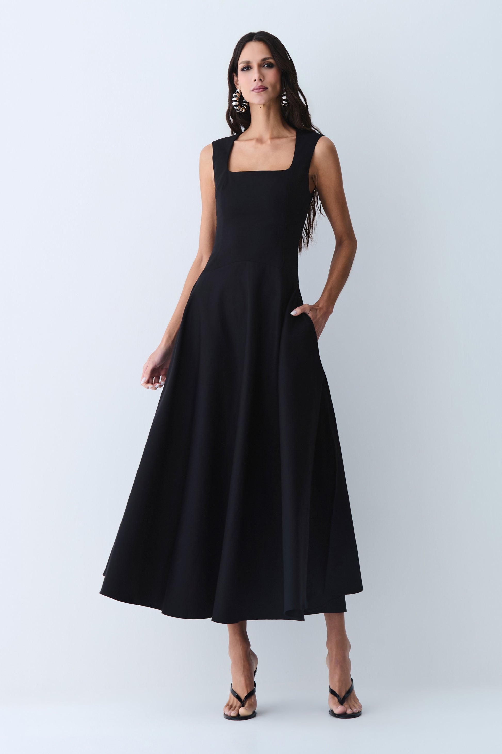 VESTIDO MIDI COM DECOTE RETO E ALCAS LARGAS COLEÇÃO VERÃO 27