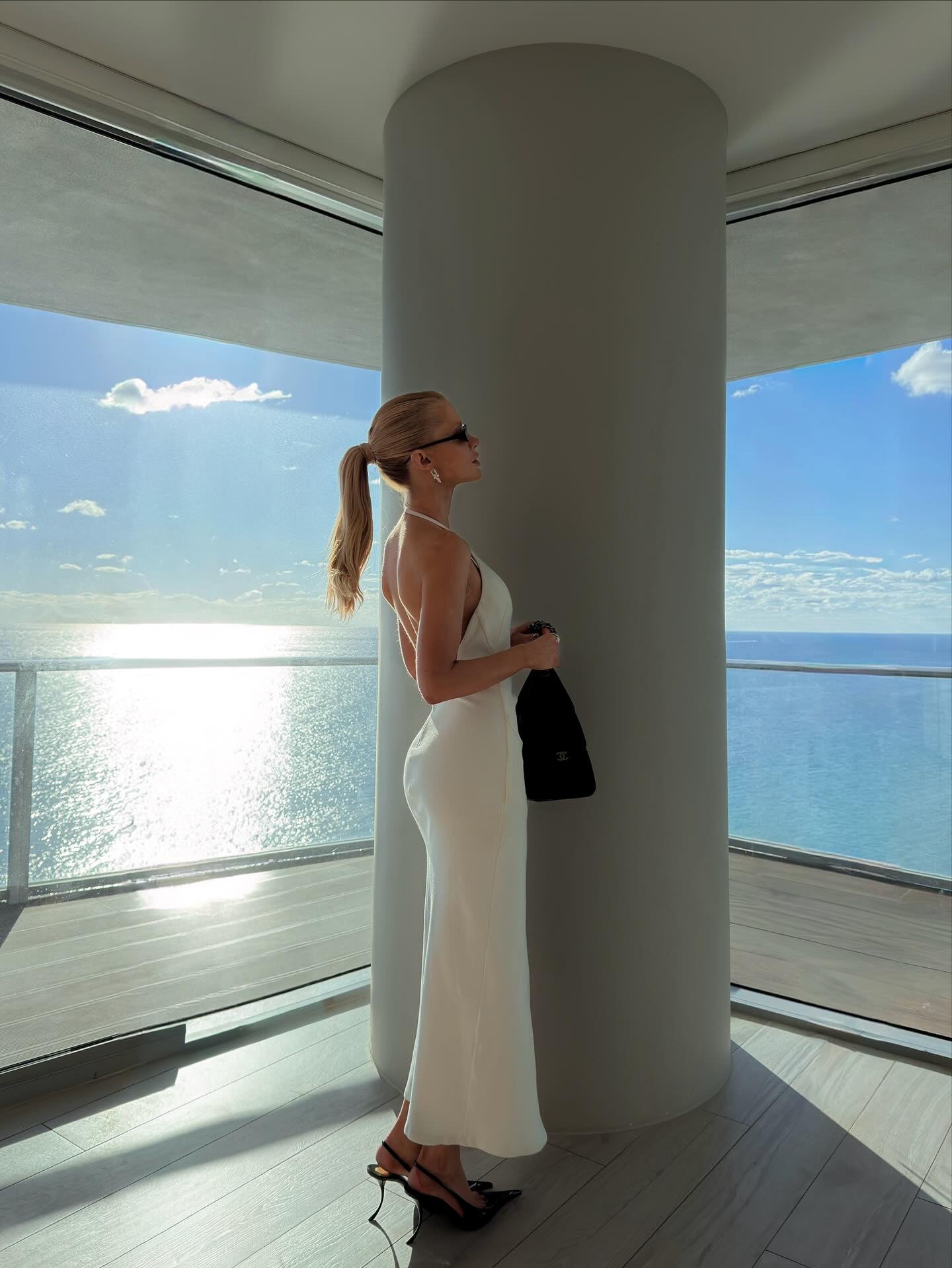 VESTIDO MIDI FRANZIDO LATERAL UM OMBRO FENDA PROFUNDA COLEÇÃO VERÃO 26