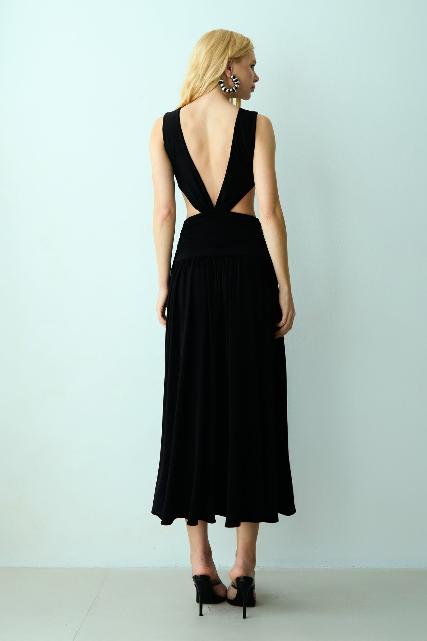 VESTIDO MIDI DECOTE V COSTAS E ABERTURAS LATERAIS COLEÇÃO VERÃO 27