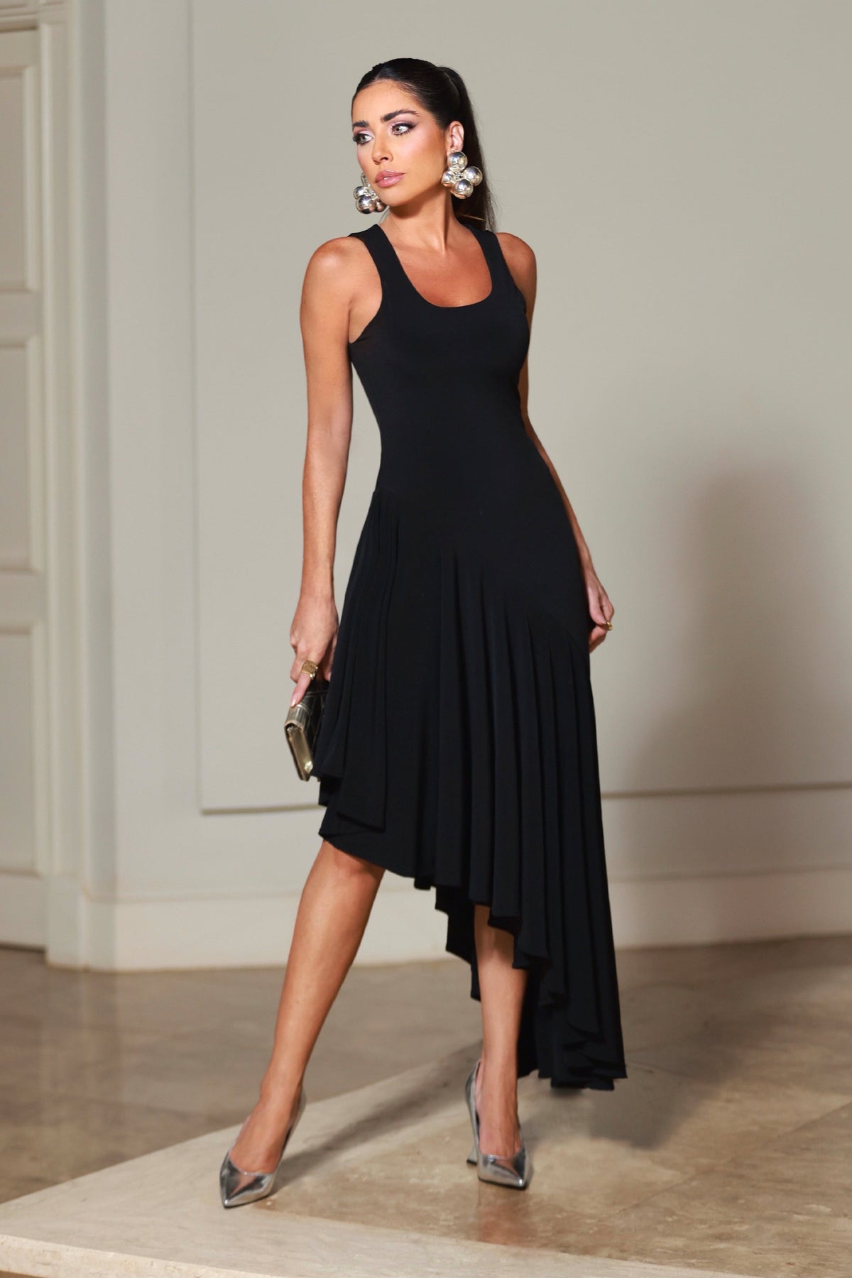VESTIDO MIDI BARRA ASSIMETRICA COM FLUIDEZ COLEÇÃO INVERNO 26
