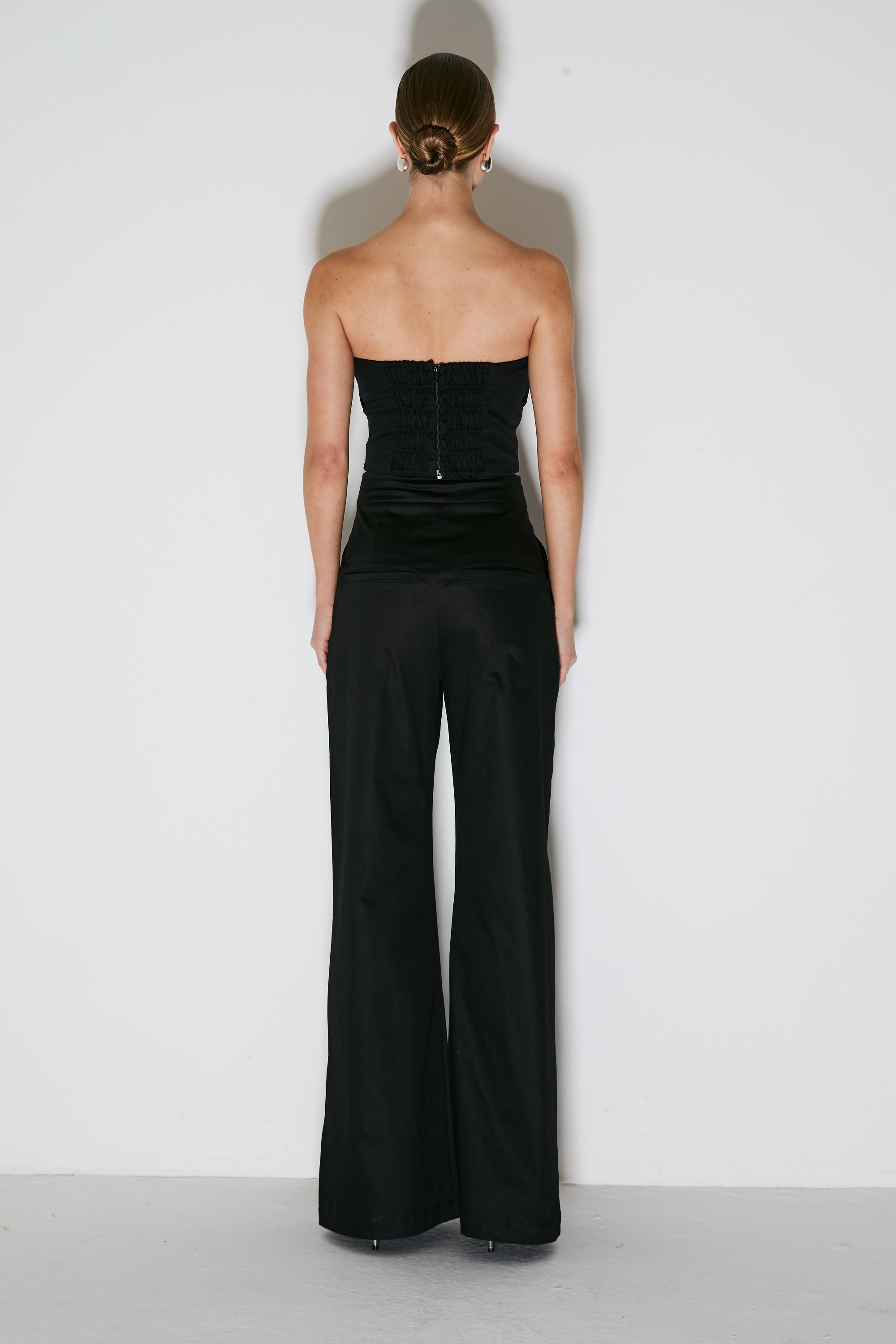 CALÇA PANTALONA ESTRUTURADA COM FRISOS COLEÇÃO INVERNO 26