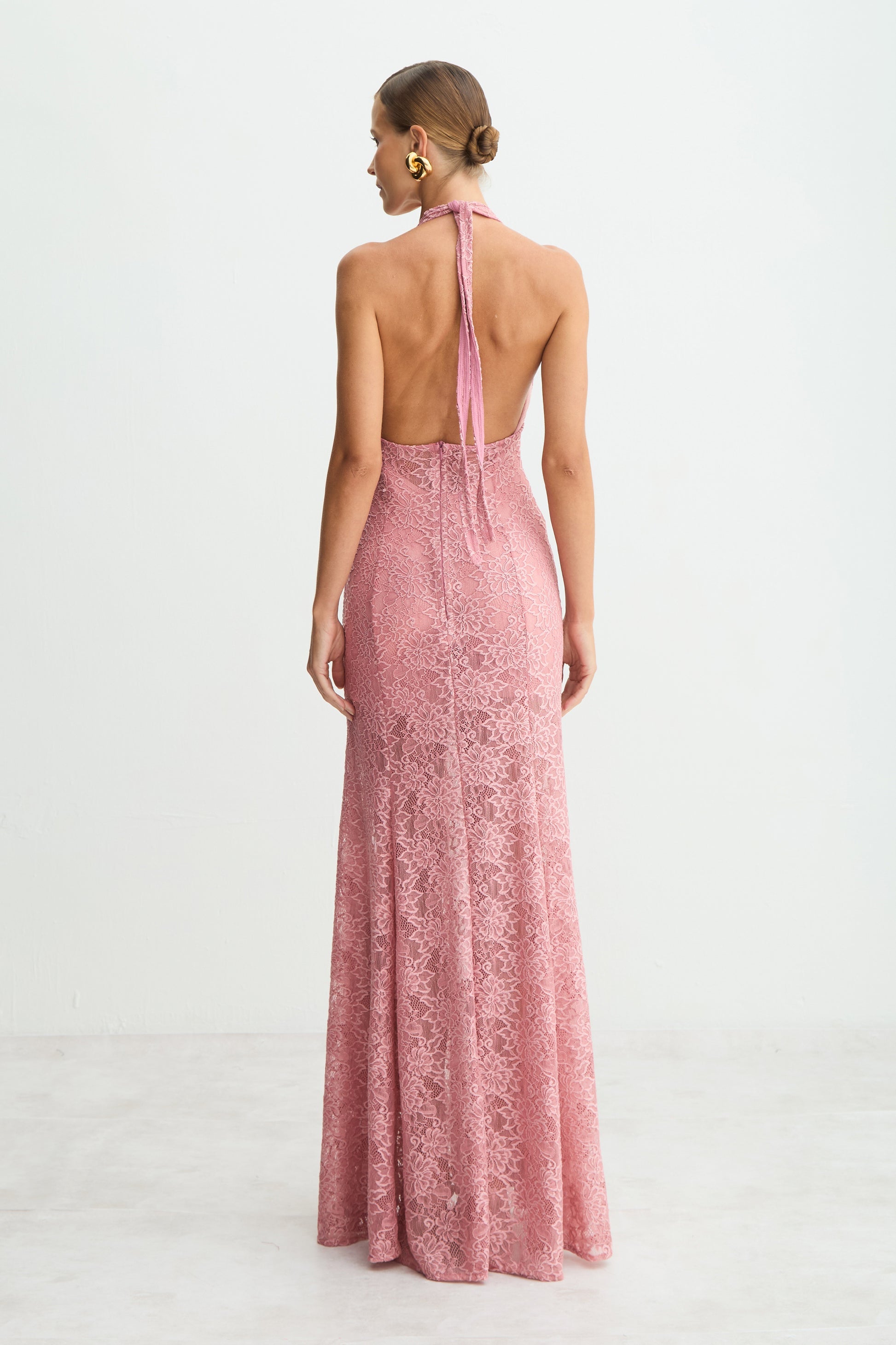 VESTIDO MIDI FRENTE UNIICA DECOTE PROFUNDO EM RENDA COLEÇÃO INVERNO 26