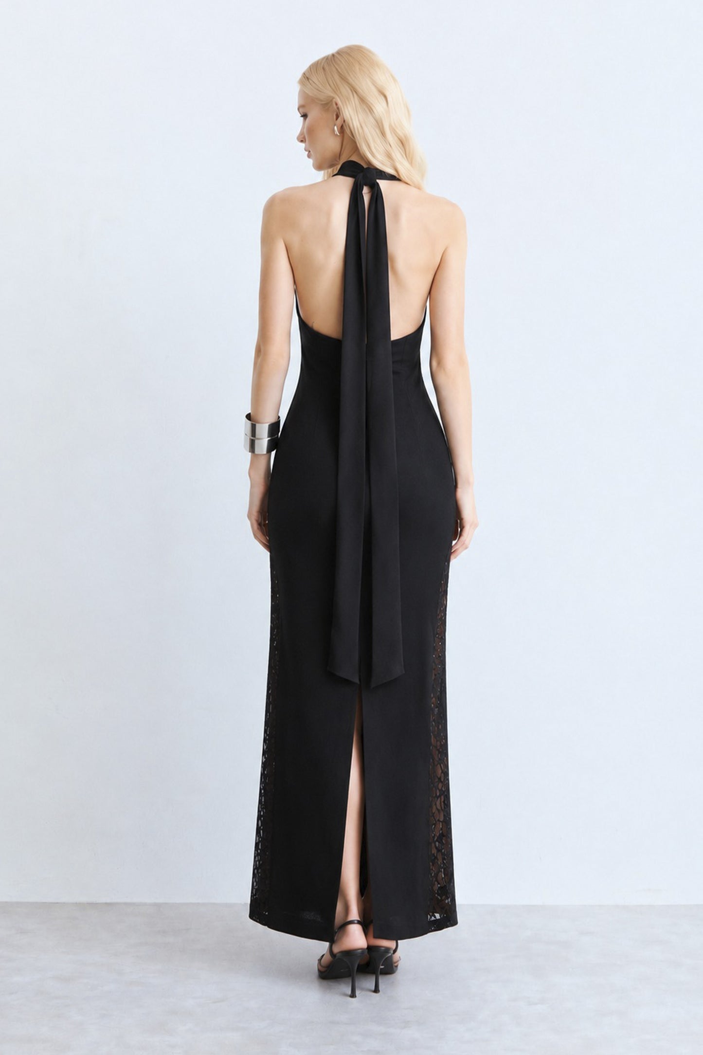 VESTIDO MIDI COM RENDA MEIO DECOTE E LATERAIS COLEÇÃO VERÃO 27