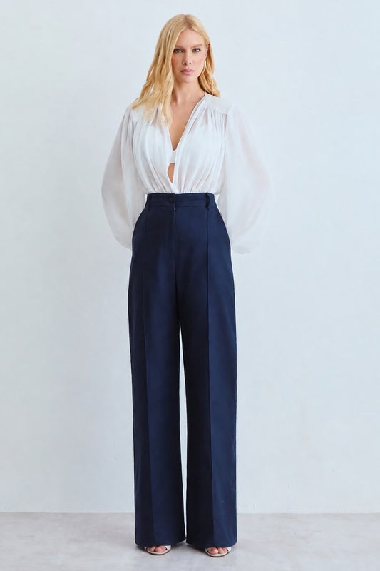 CALÇA RETA COM FRISO FRONTAL E BOLSO COSTAS COLEÇÃO VERÃO 27