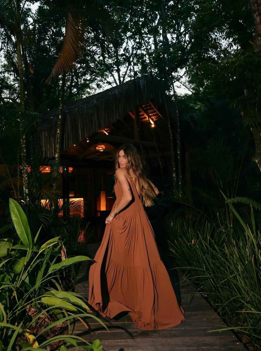 CONJUNTO DE VESTIDO LONGO FLUIDO DECOTE V COM RECORTES FRANZIDOS E CAPA ALONGADA COM FLUIDEZ COLEÇÃO INVERNO 26