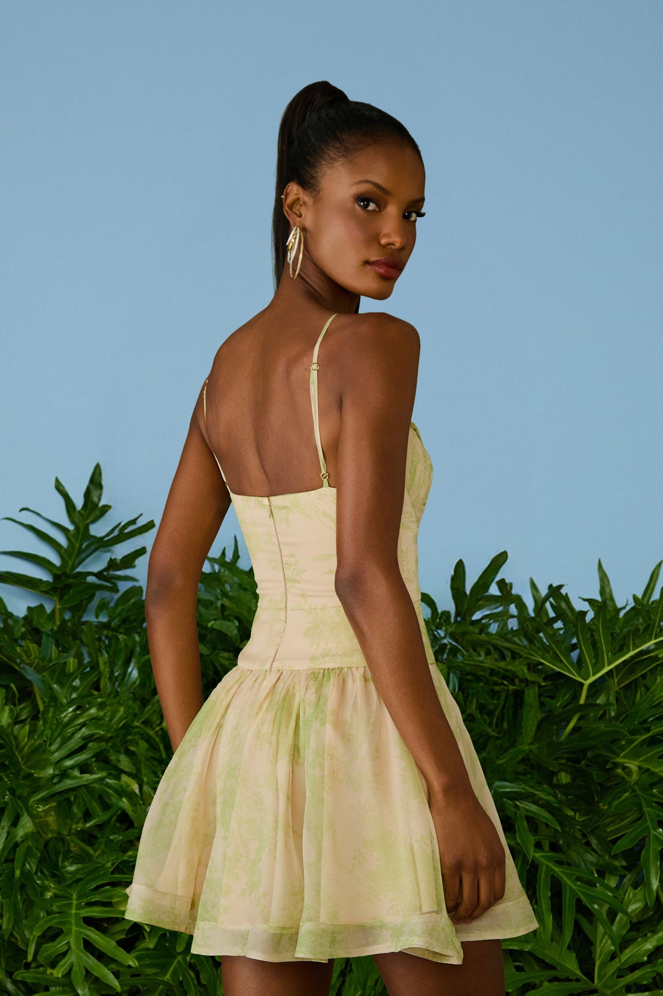 VESTIDO CURTO JULIE GODE COM ABERTURA COLEÇÃO VERÃO 26