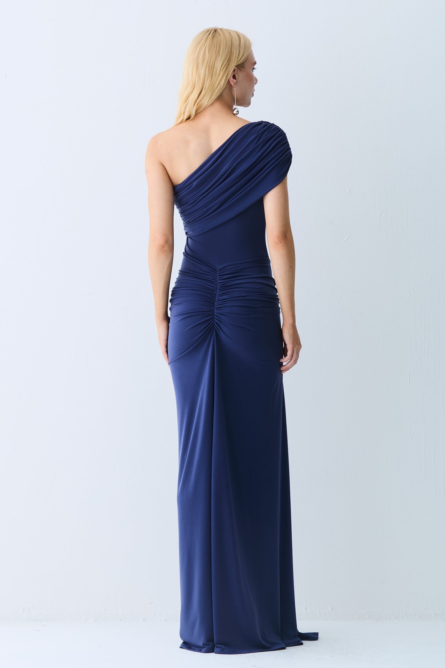 VESTIDO LONGO FRANZIDOS DETALHE FRONTAL UM OMBRO SO COLEÇÃO VERÃO 27