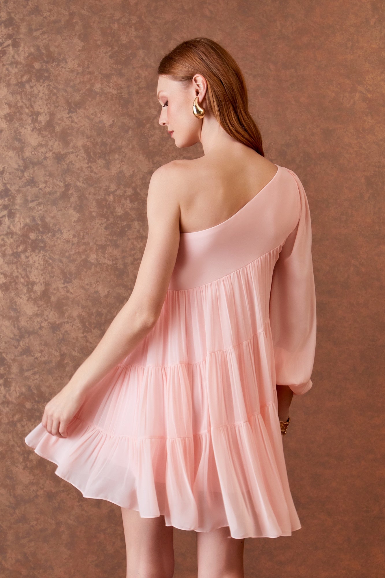VESTIDO CURTO OMBRO SO CAMADAS COLEÇÃO INVERNO 25