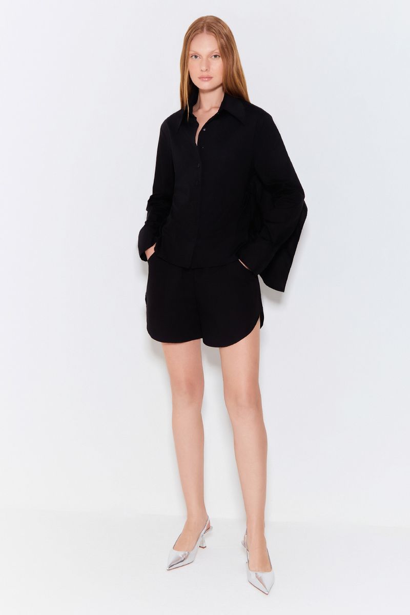 CONJUNTO DE CAMISA MANGA LONGA COM ABERTURA NAS COSTAS E SHORT CINTURA ALTA COLEÇÃO VERÃO 24