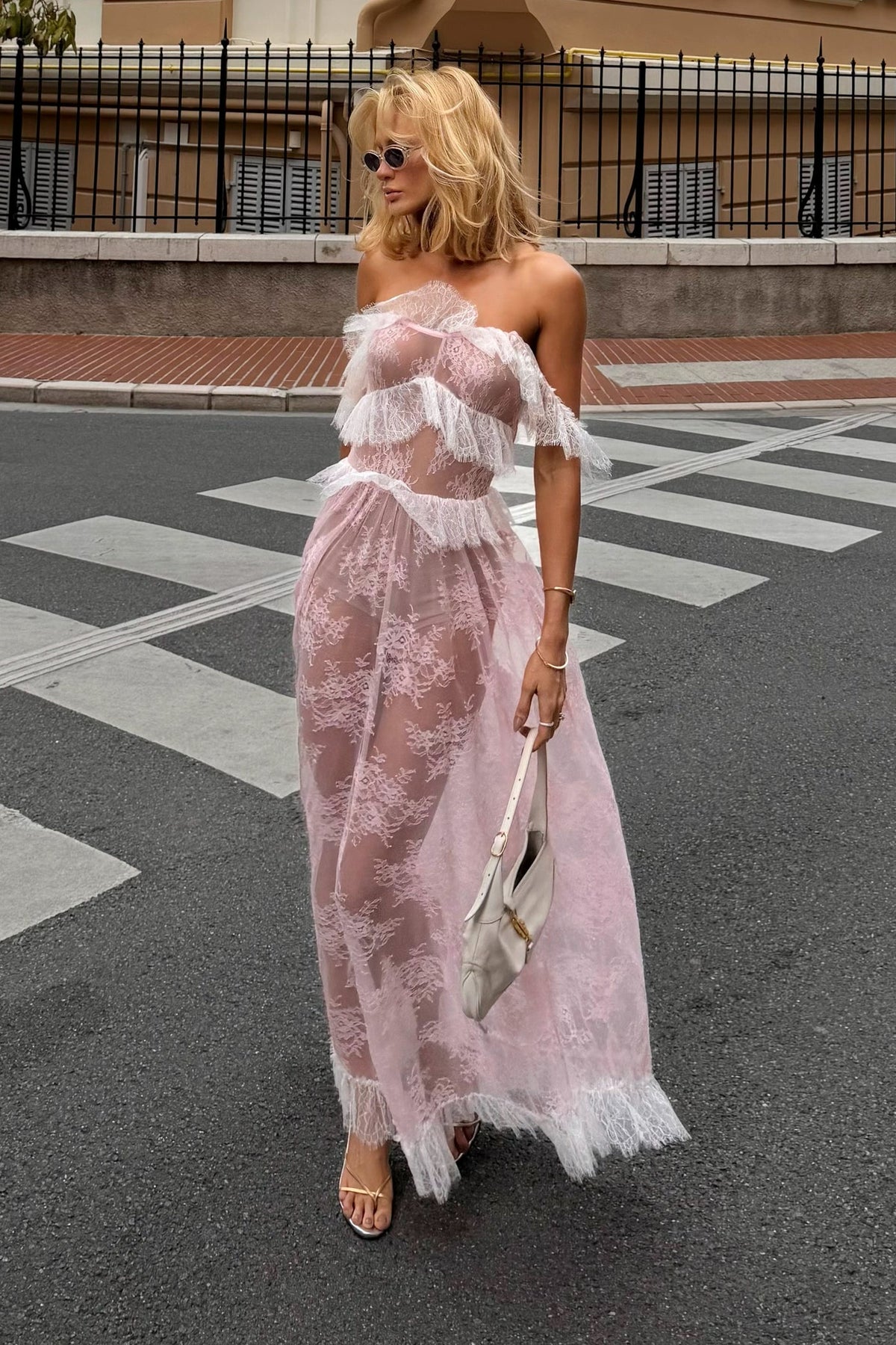 VESTIDO MIDI EM RENDA COM DETALHES ALCAS E DECOTE COLEÇÃO INVERNO 26