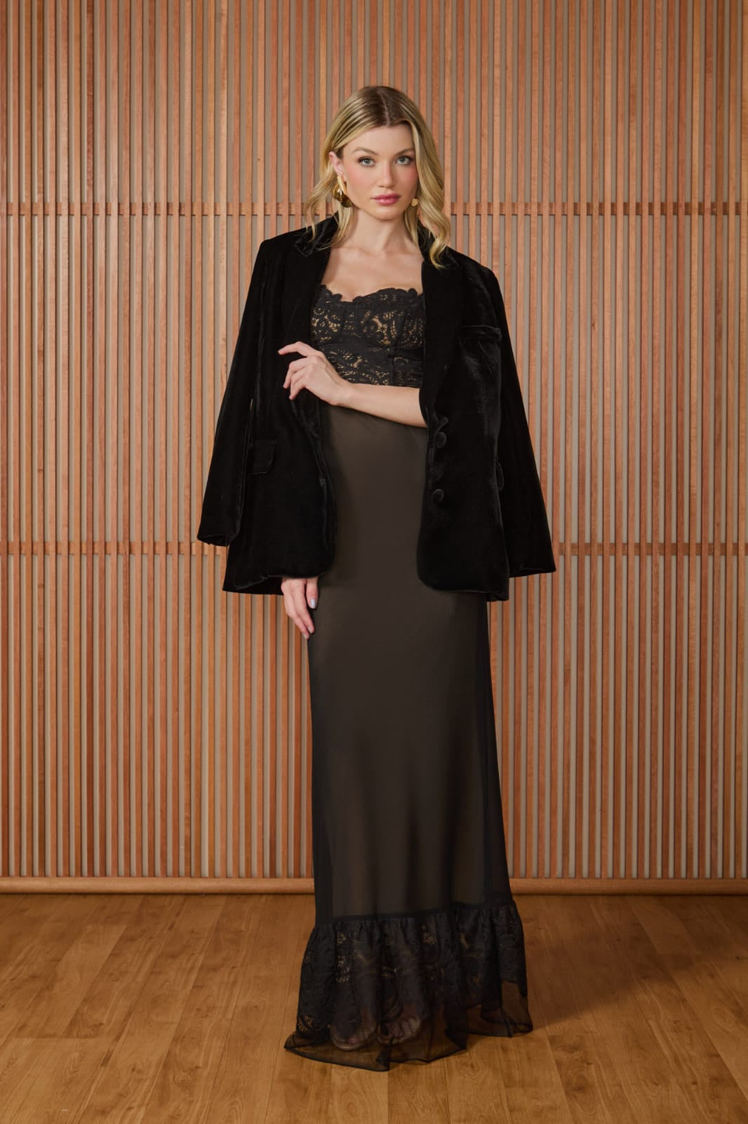 VESTIDO LONGO LIZIE BARRA RENDA COLEÇÃO INVERNO 25