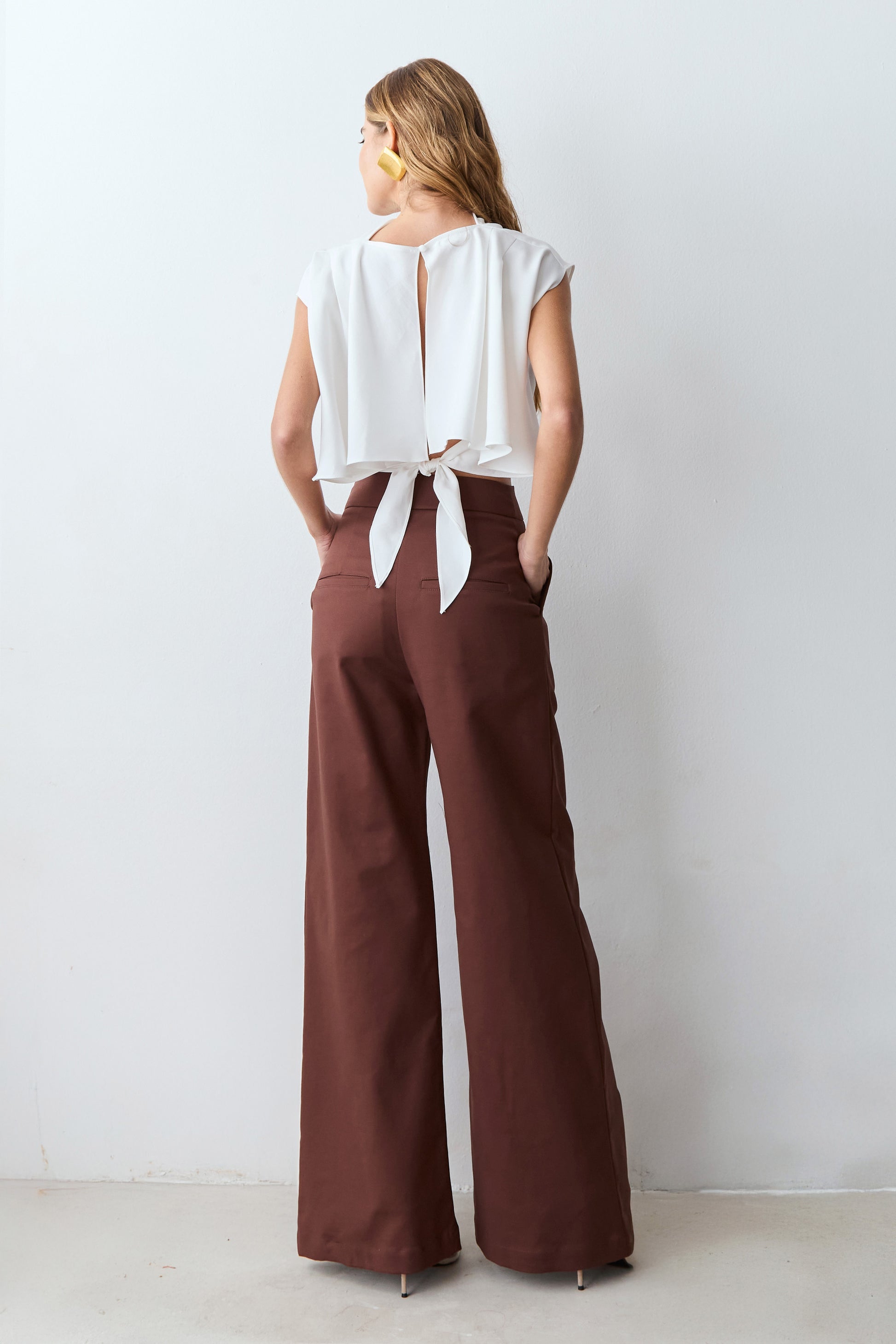 CALÇA PANTALONA ESTRUTURADA COM FRISOS COLEÇÃO INVERNO 26