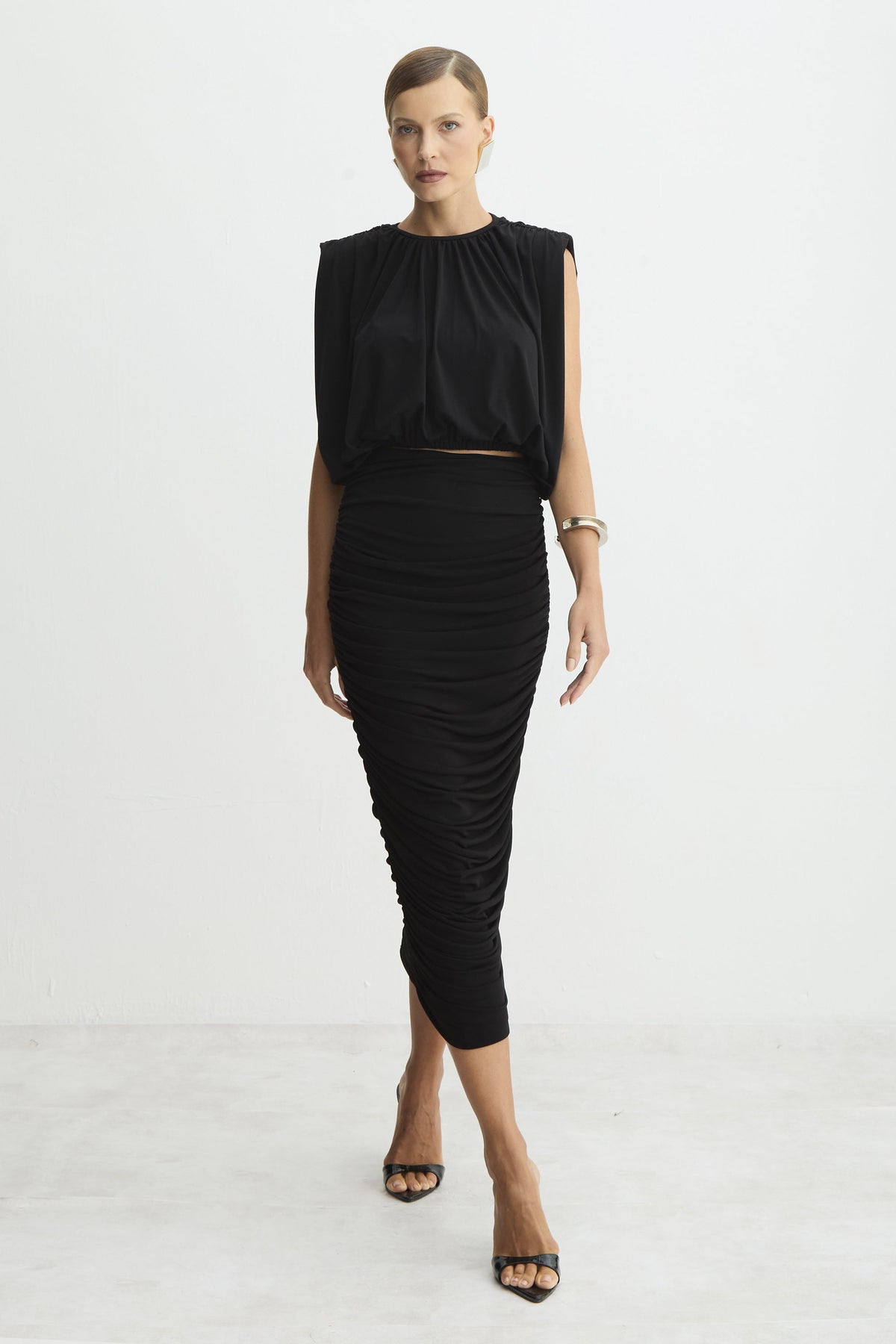 CONJUNTO DE BLUSA SEM MANGA FLUIDA E SAIA MIDI CINTURA ALTA FRANZIDOS COLEÇÃO INVERNO 26