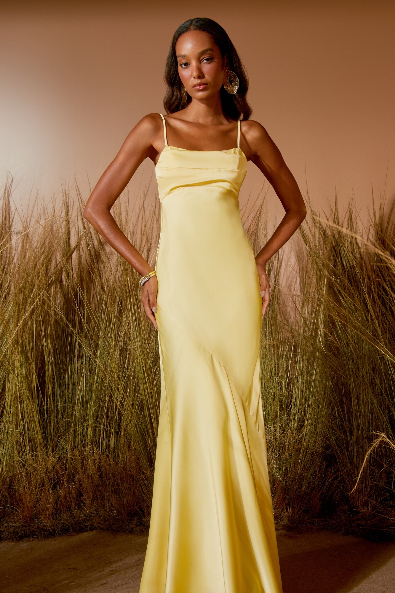 VESTIDO LONGO CAUDA COLEÇÃO VERÃO 26