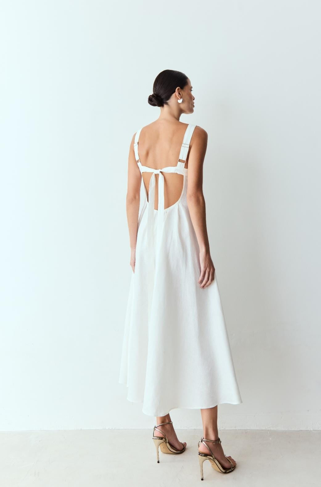 VESTIDO MIDI COM PREGAS COSTAS ABERTRAS E AMARRAÇÃO COLEÇÃO VERÃO 26