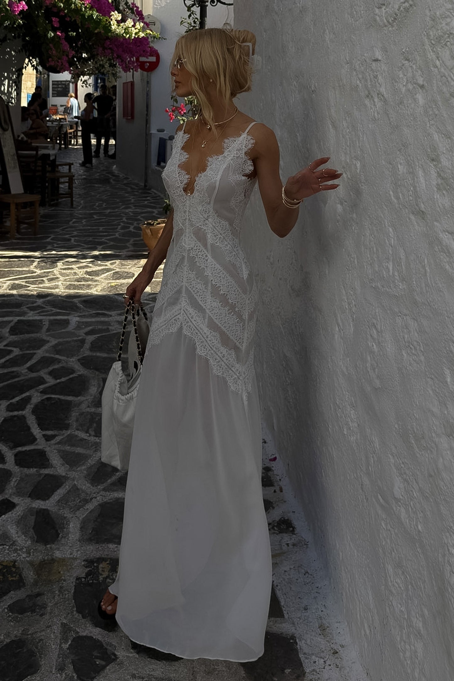 VESTIDO LONGO COM FLUIDEZ DETALHES EM RENDA E ALÇA FINA COLEÇÃO VERÃO 27