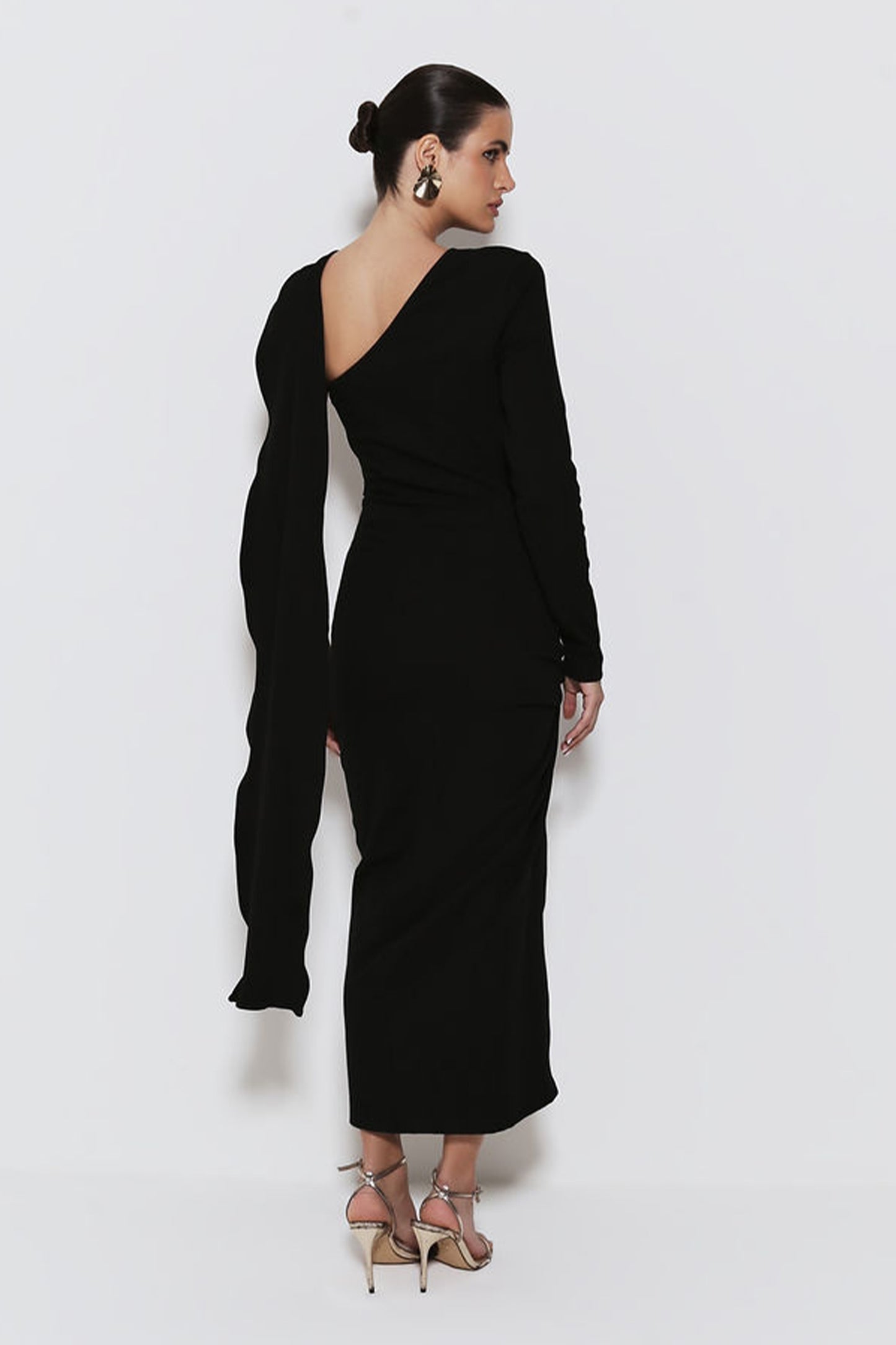 VESTIDO MIDI COM UMA MANGA SÓ COM DETALHE FAIXA OMBRO COLEÇÃO INVERNO 25