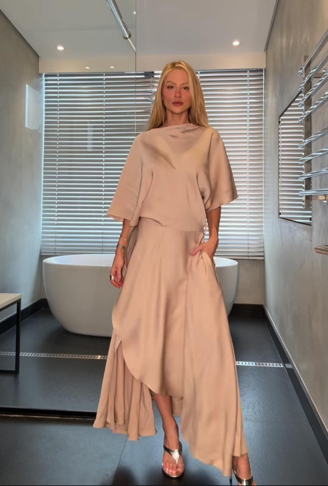 VESTIDO MIDI FLUIDO COM TRANSPASSE SAIA COLEÇÃO VERÃO 27