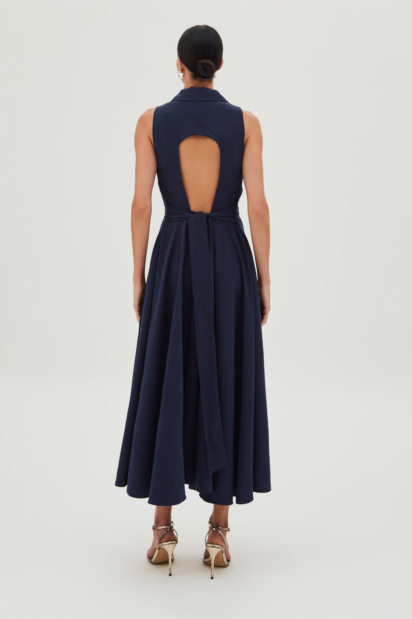 VESTIDO MIDI COM BOTÕES FRONTAL ABERTURA COSTAS COLEÇÃO VERÃO 26