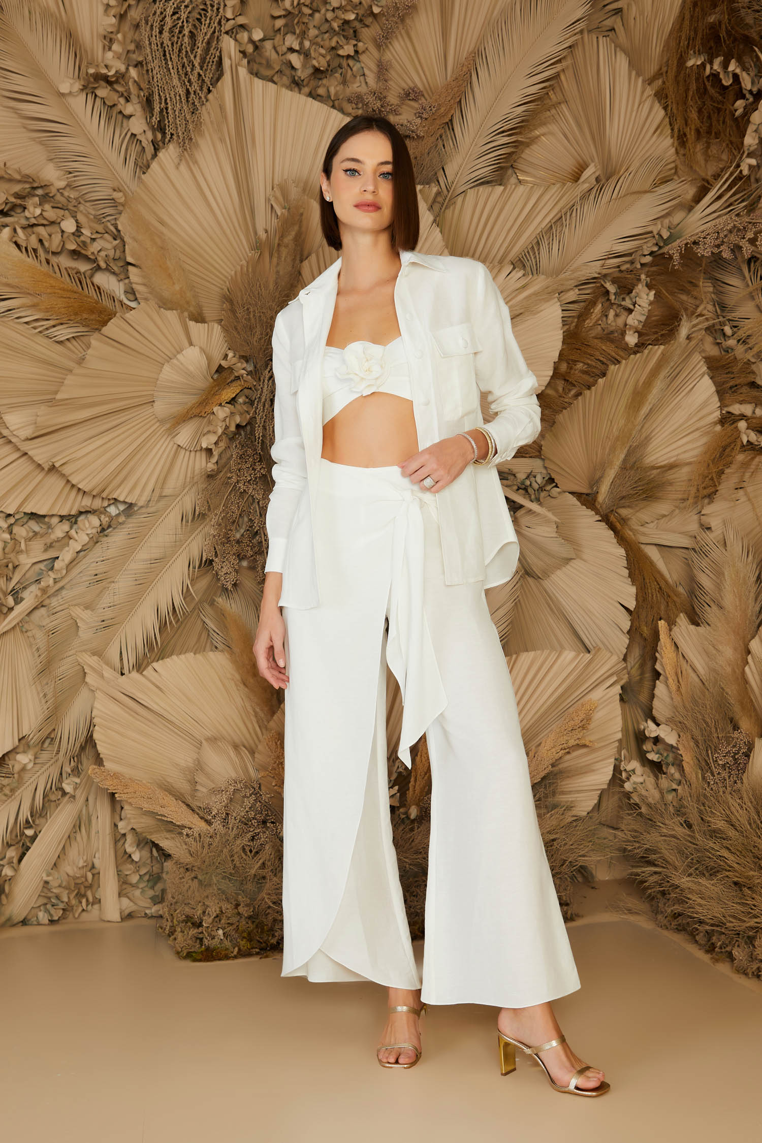 CONJUNTO DE CAMISA PREGA LINHO E TOP DETALHE FLOR COLEÇÃO ALTO VERÃO 24