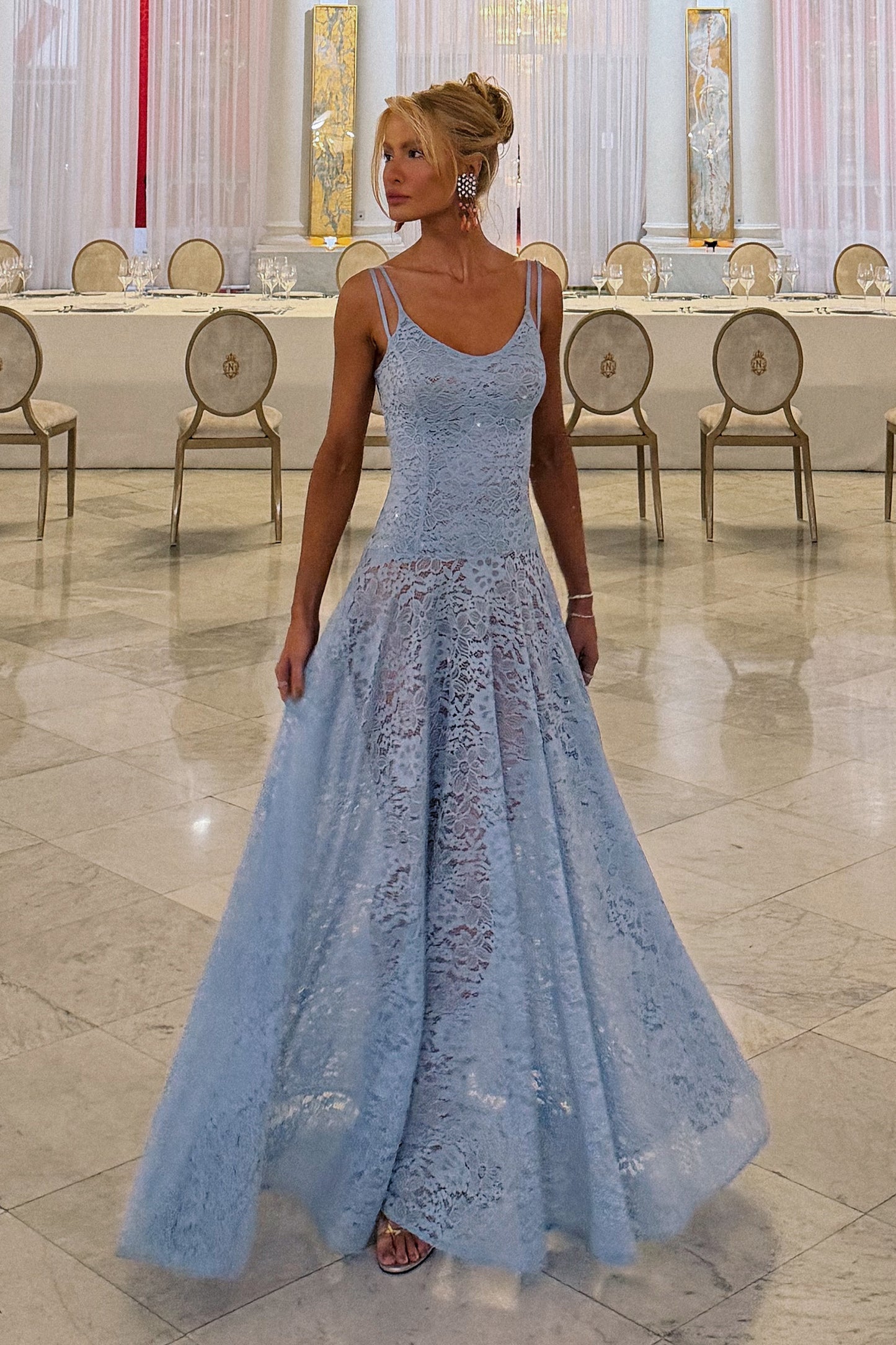 VESTIDO MIDI EM RENDA ACINTURADO COM DECOTE V COLEÇÃO VERÃO 27