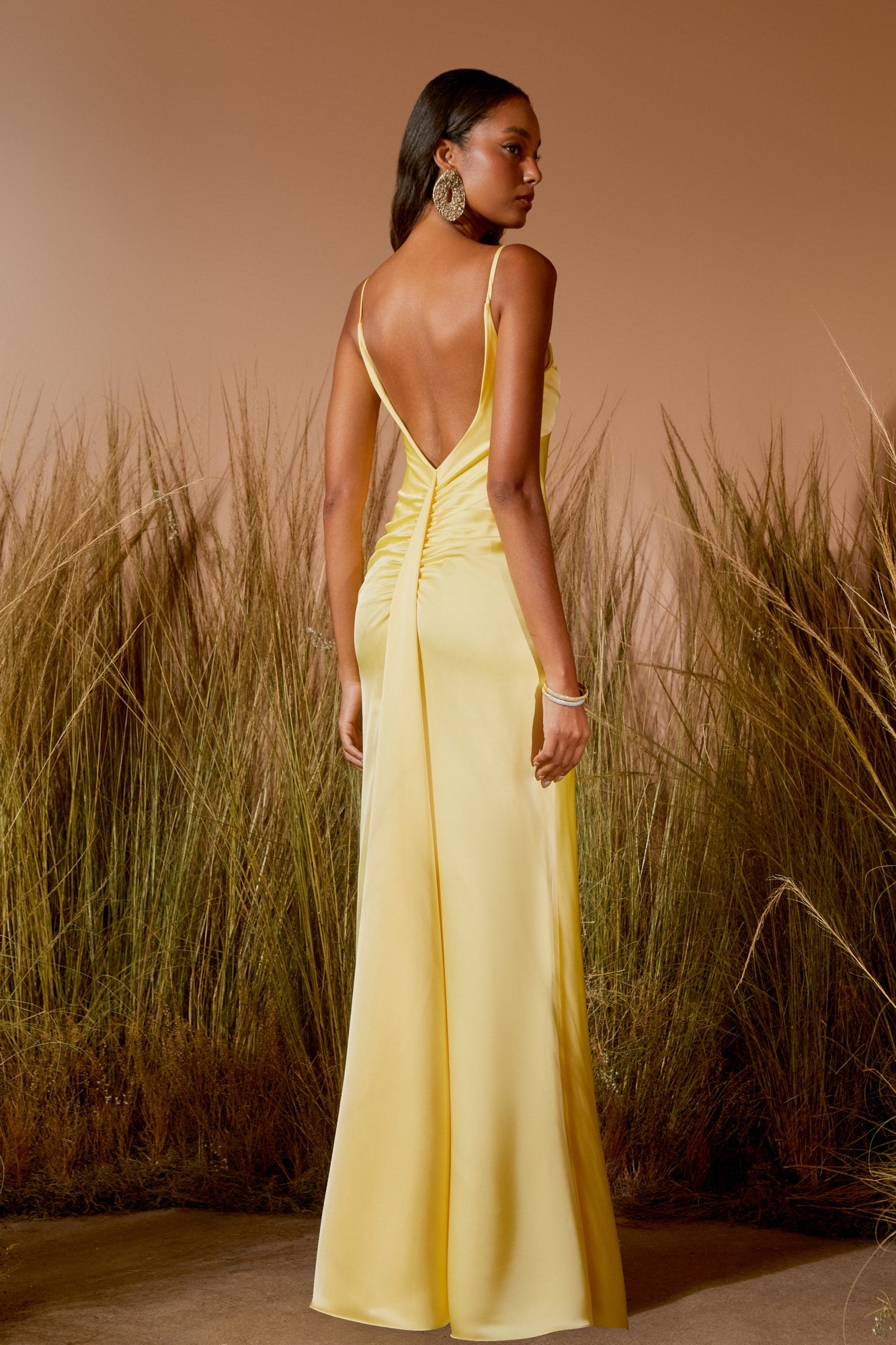 VESTIDO LONGO CAUDA COLEÇÃO VERÃO 26