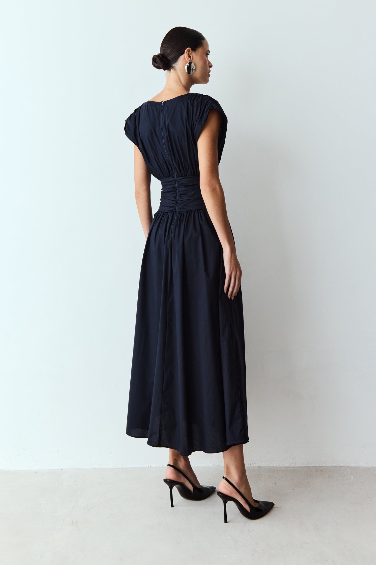 VESTIDO MIDI COS LARGO E ACINTURADO E MANGA AMPLA COLEÇÃO VERÃO 26