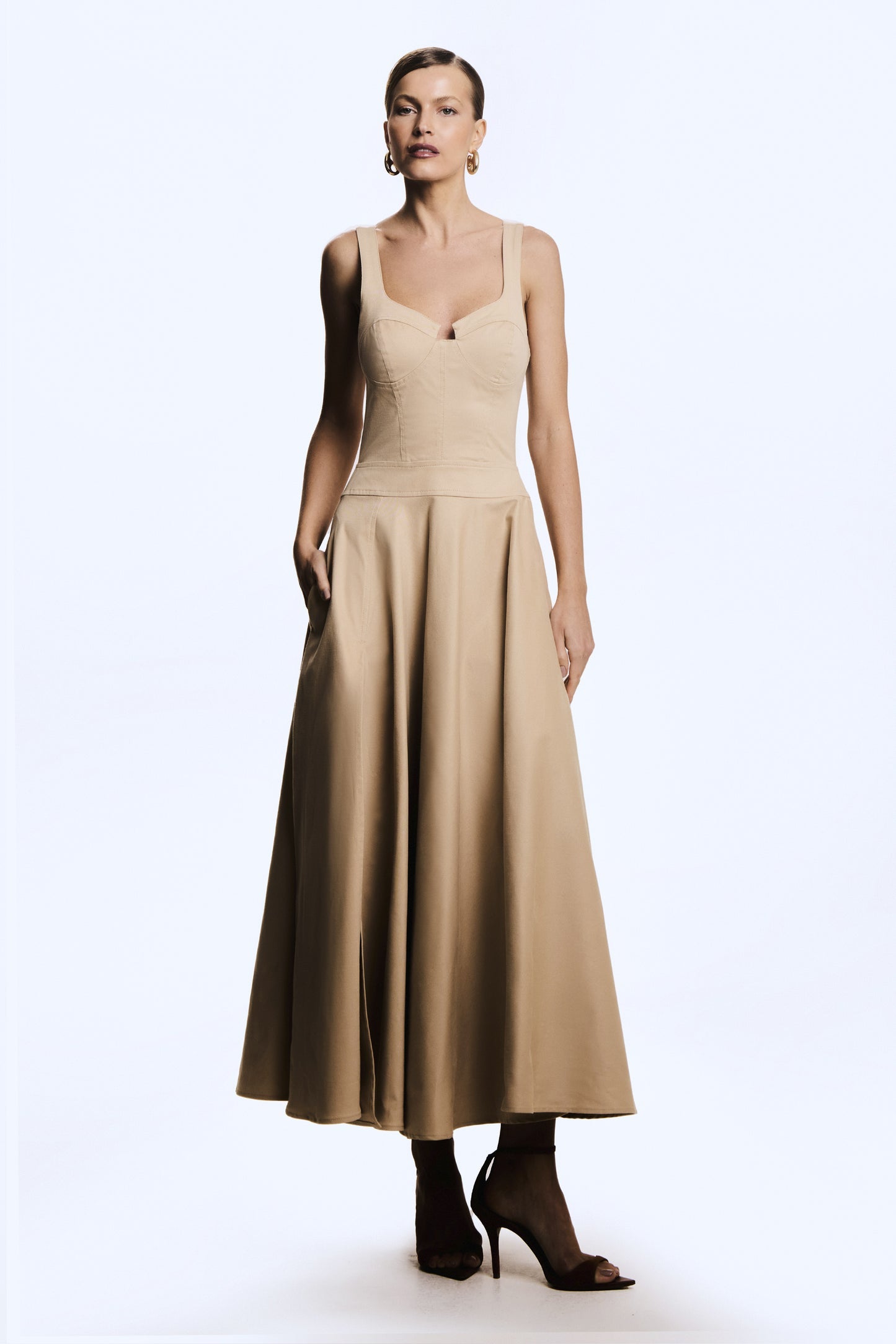 VESTIDO MIDI RECORTE NO BUSTO ACINTURADO BARRA AMPLA COLEÇÃO INVERNO 26