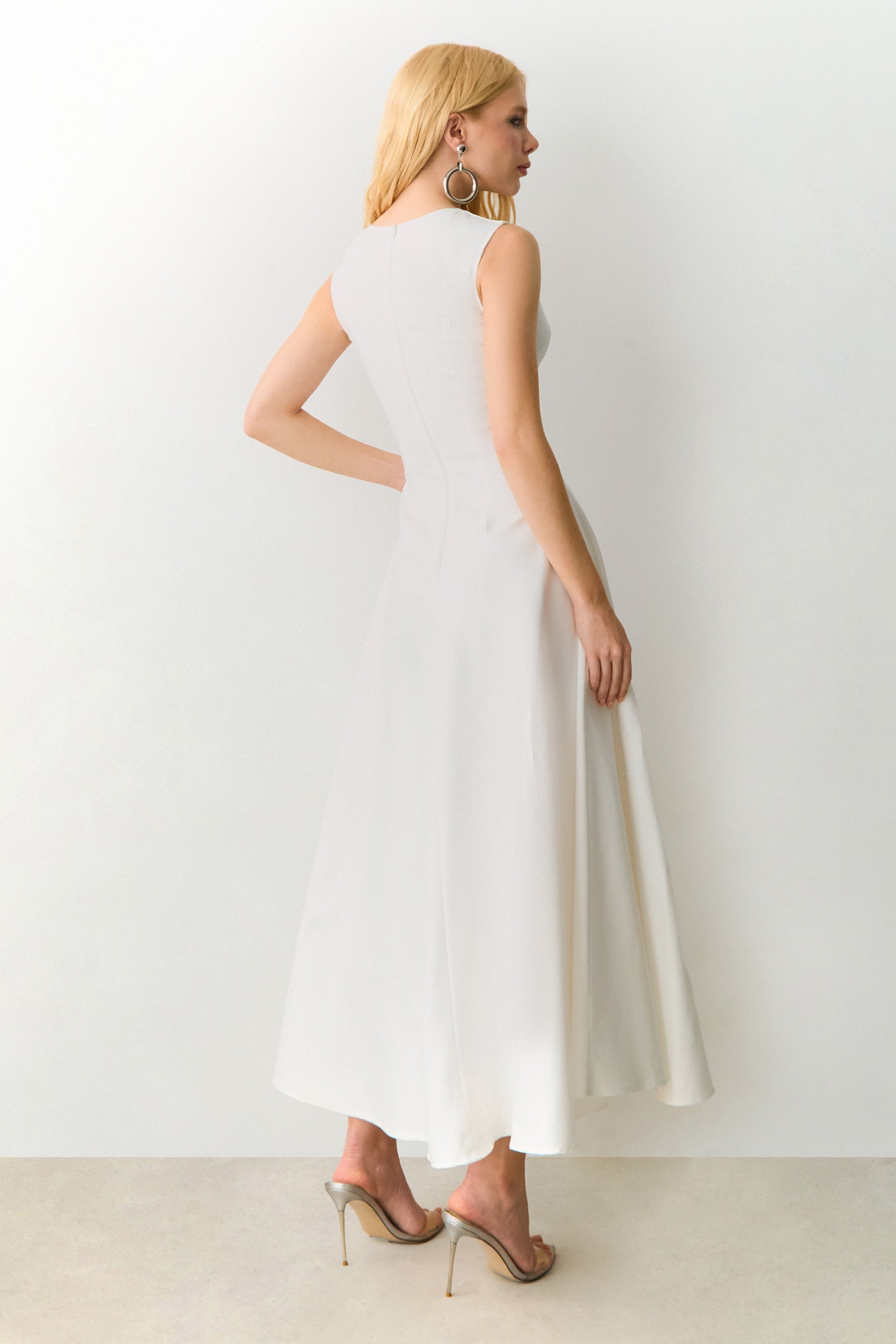 VESTIDO MIDI COM DECOTE RETO E ALCAS LARGAS COLEÇÃO VERÃO 27