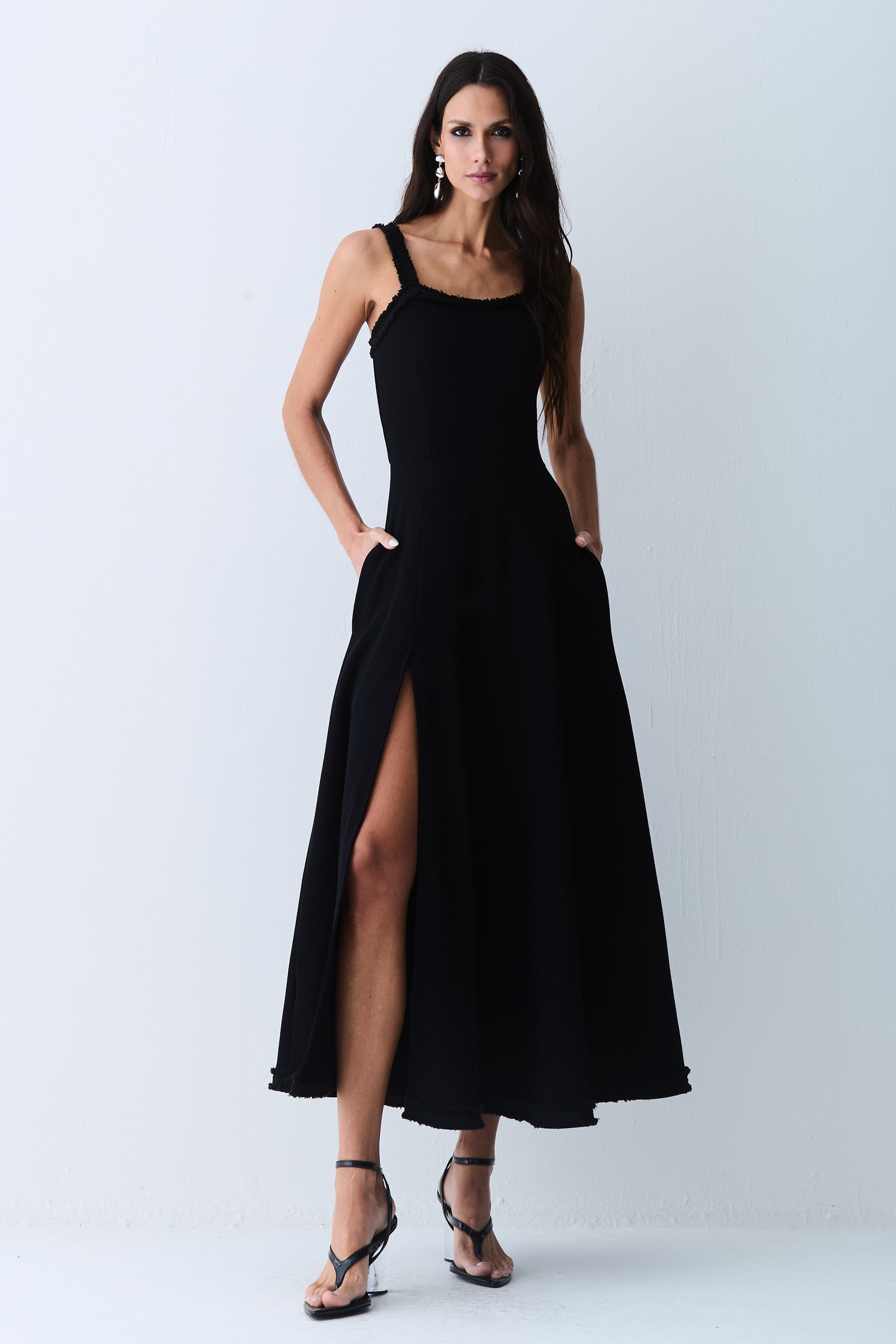 VESTIDO MIDI COM DETALHE AVIAMENTO BARRA E DECOTE COLEÇÃO VERÃO 27