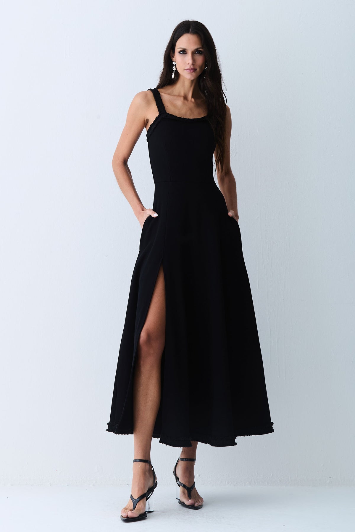 VESTIDO MIDI COM DETALHE AVIAMENTO BARRA E DECOTE COLEÇÃO VERÃO 27