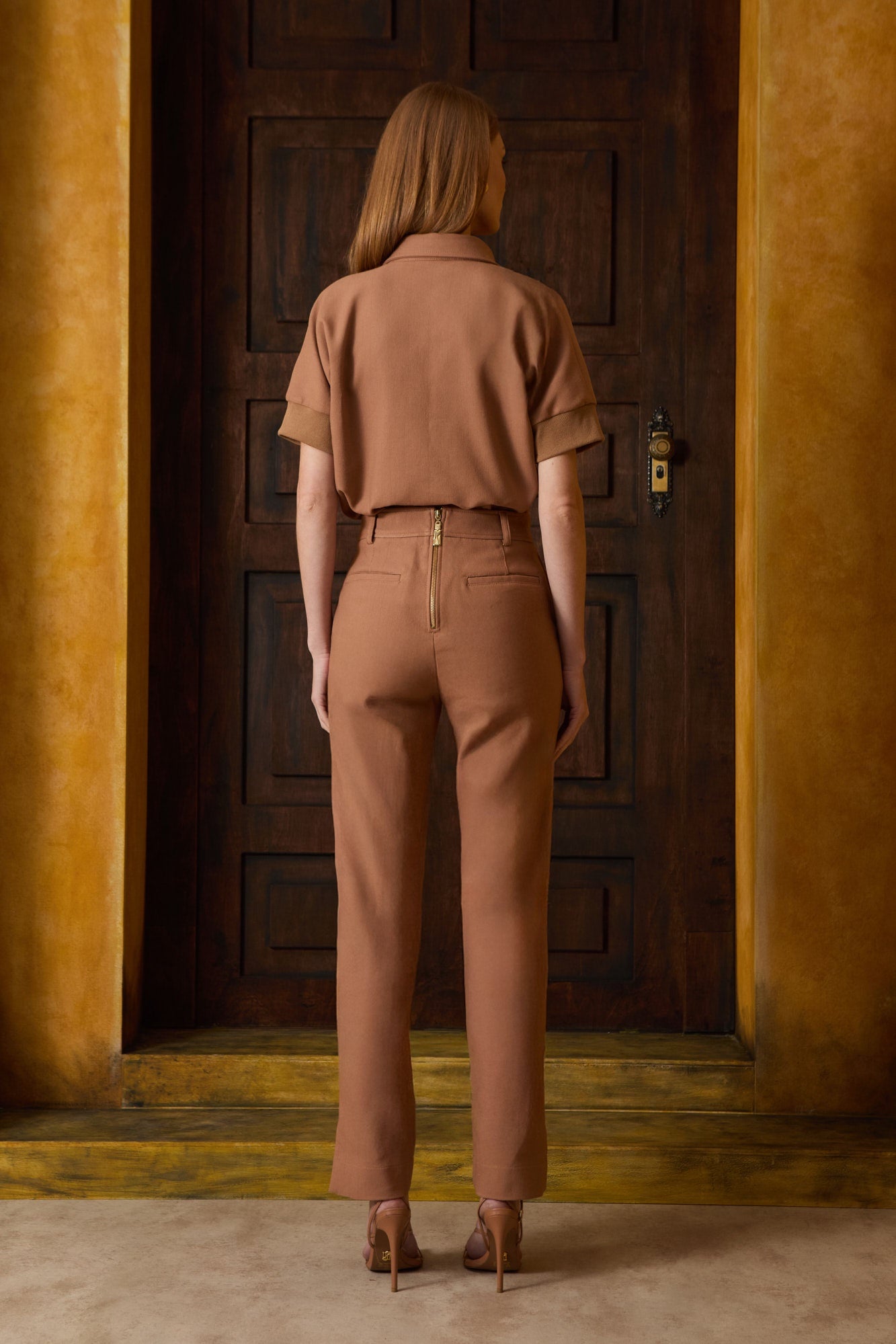 CONJUNTO DE CALÇA NERVURA BOLSO FACA E BLUSA POLO ZIPER COLEÇÃO INVERNO 26