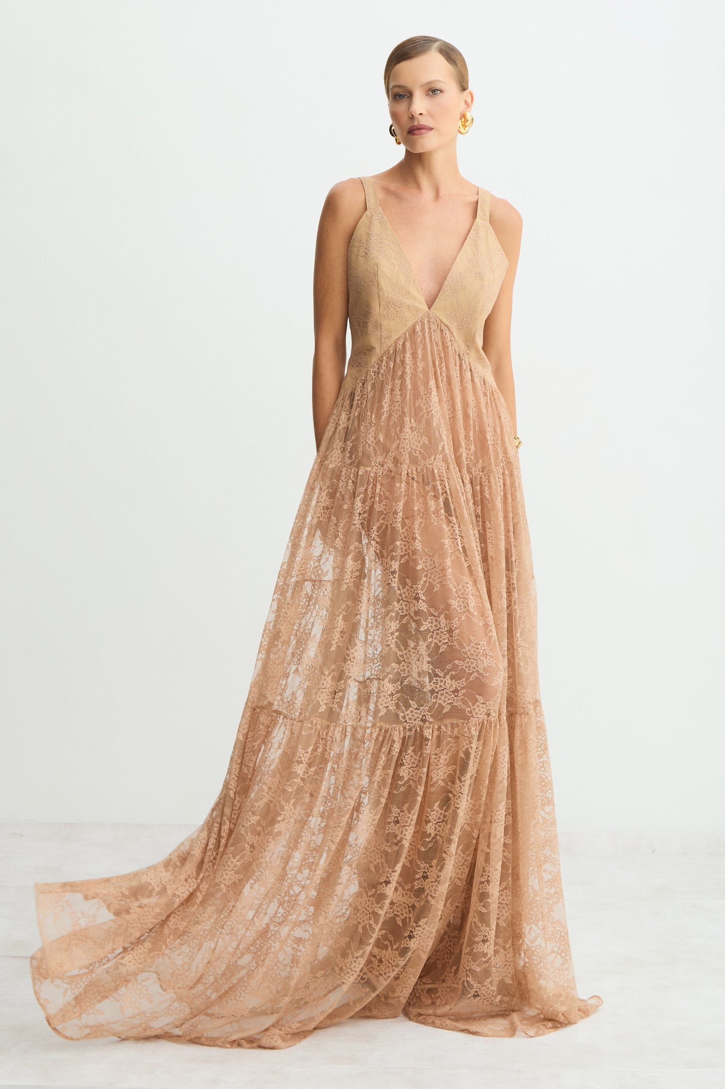 CONJUNTO DE VESTIDO LONGO COM DECOTE V EM RENDA E CAPA ALONGADA COLEÇÃO INVERNO 26