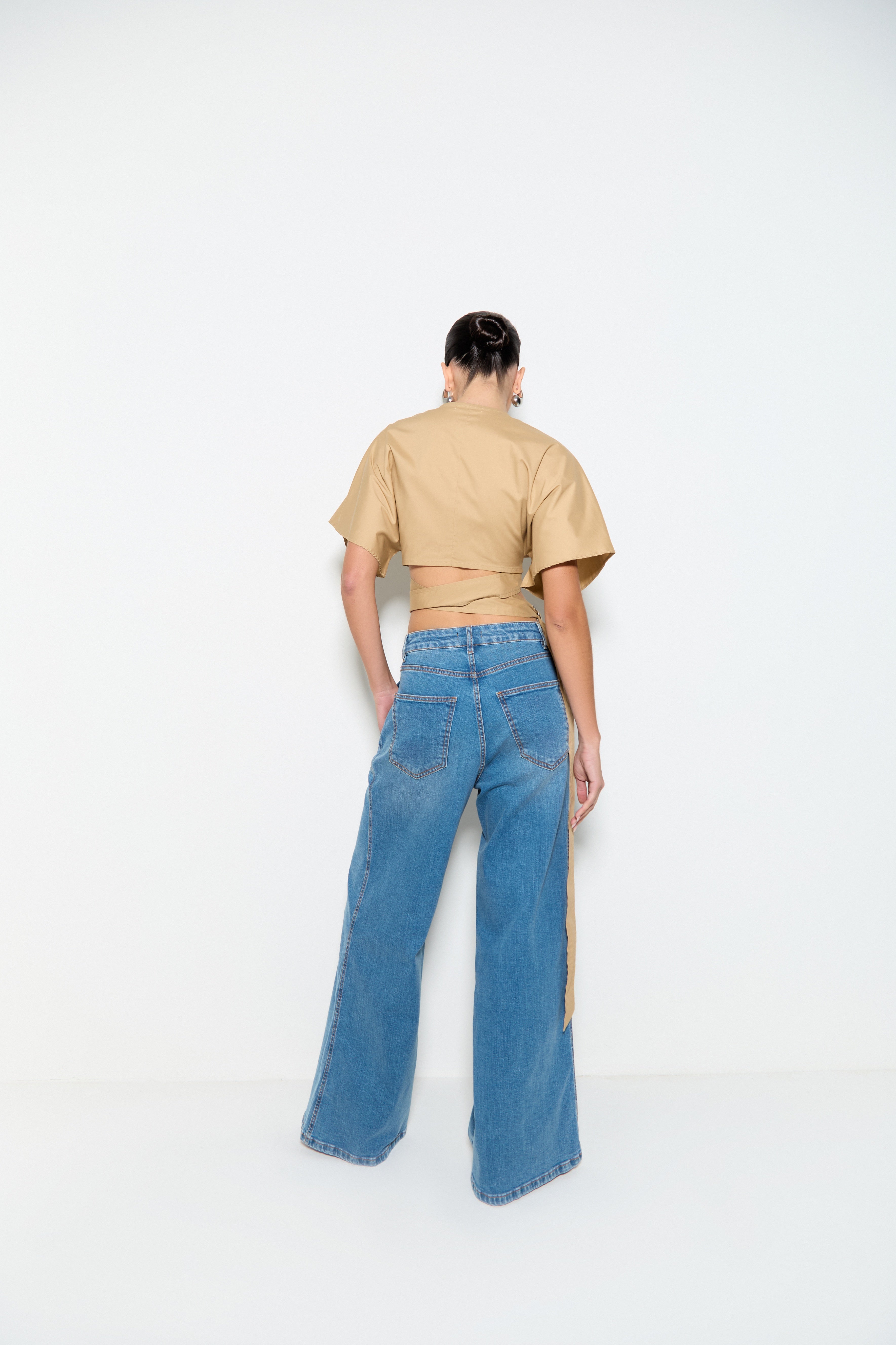 CALÇA PANTALONA JEANS COM BOLSOS PESPONTADOS COLEÇÃO VERÃO 25