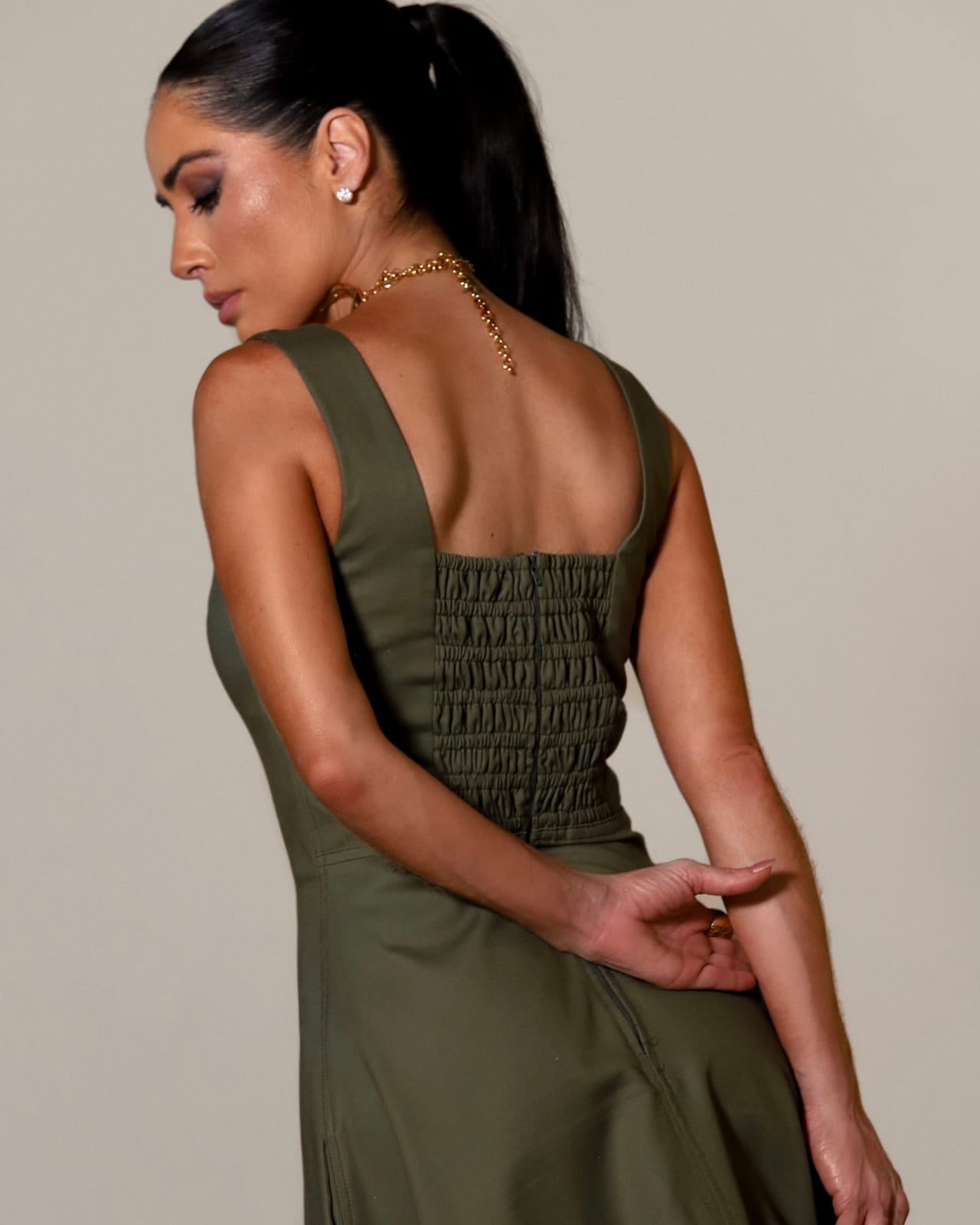 VESTIDO MIDI COM PESPONTO E BARRA AMPLA COLEÇÃO INVERNO 25