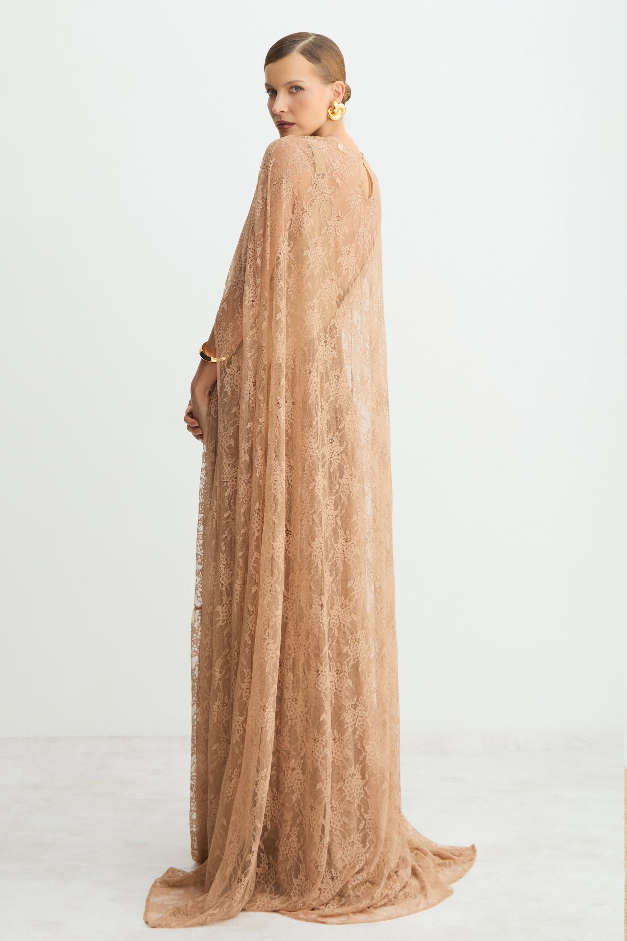 CONJUNTO DE VESTIDO LONGO COM DECOTE V EM RENDA E CAPA ALONGADA COLEÇÃO INVERNO 26