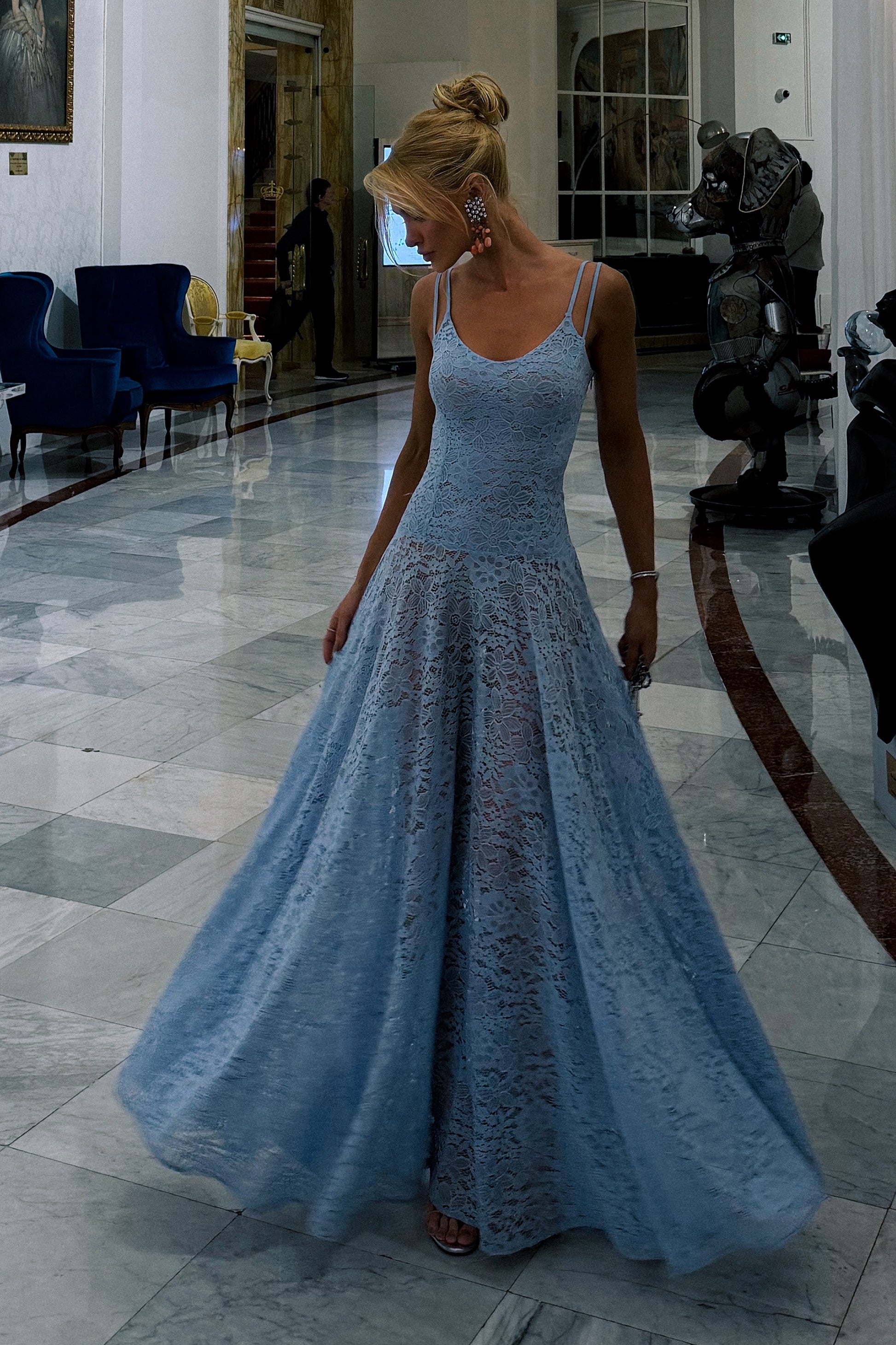 VESTIDO MIDI EM RENDA ACINTURADO COM DECOTE V COLEÇÃO VERÃO 27