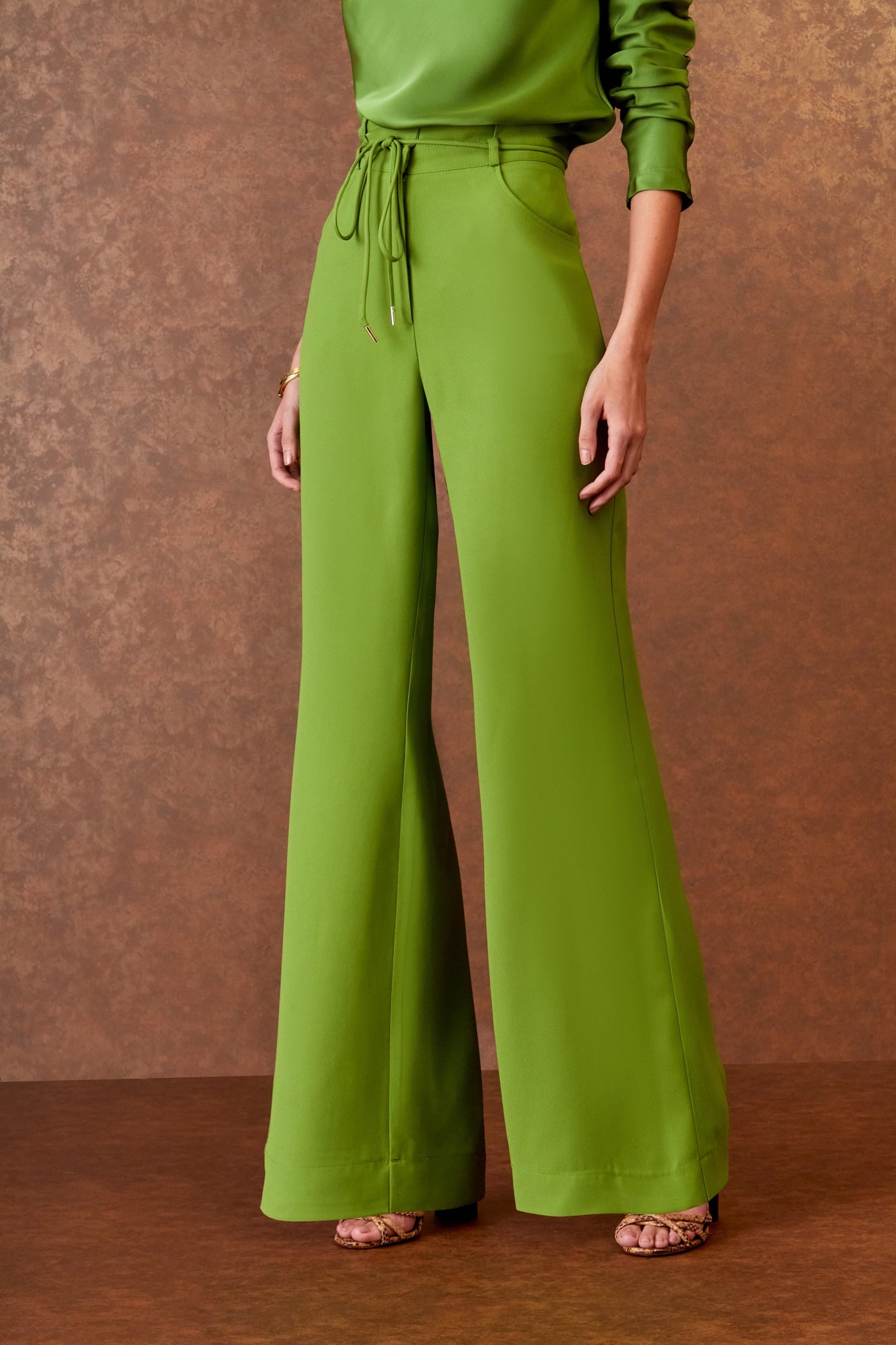 CALÇA DETALHE PREGA COS COLEÇÃO INVERNO 25