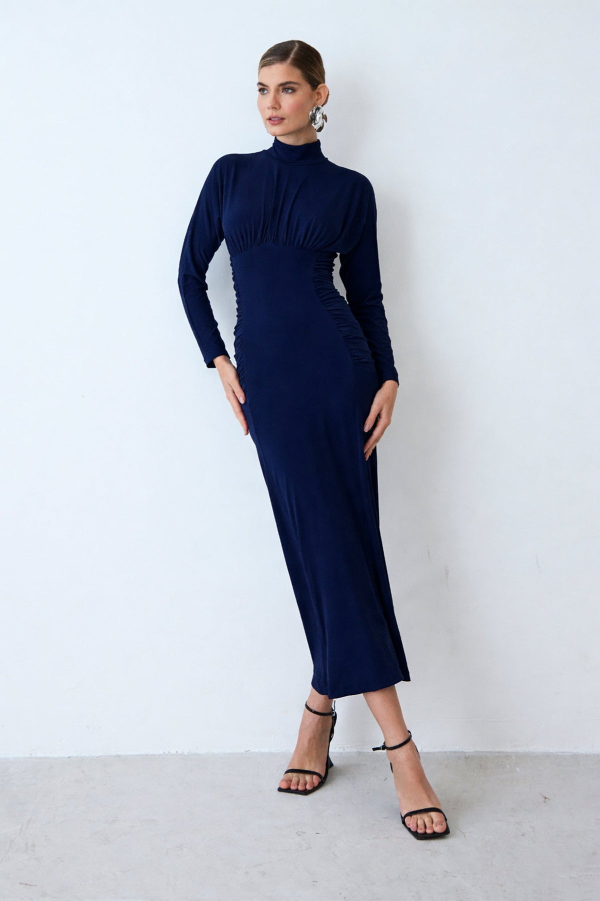 VESTIDO MIDI GOLA ALTA FRANZIDOS LATERAIS E COSTAS COLEÇÃO INVERNO 26