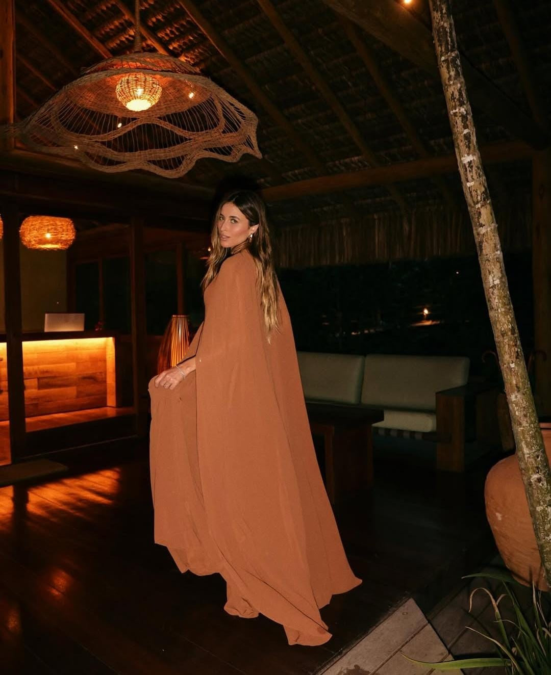 CONJUNTO DE VESTIDO LONGO FLUIDO DECOTE V COM RECORTES FRANZIDOS E CAPA ALONGADA COM FLUIDEZ COLEÇÃO INVERNO 26