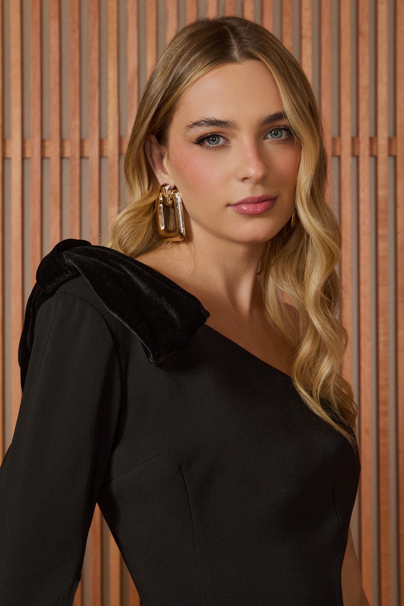 VESTIDO CURTO GIANE LAÇO VELUDO COLEÇÃO INVERNO 25
