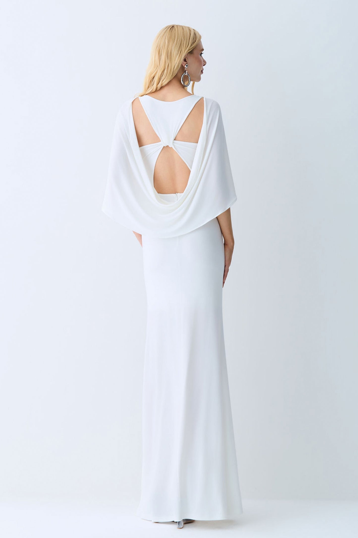 VESTIDO LONGO DECOTE V ABERTURA COSTAS E CAPA COLEÇÃO VERÃO 27