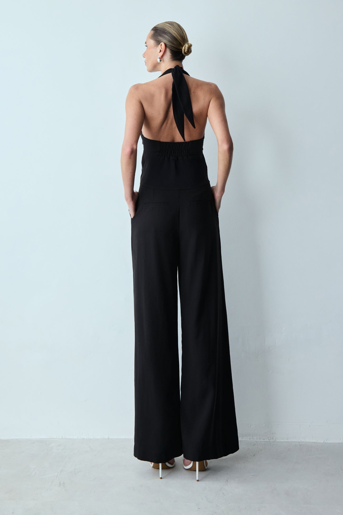 CALCA PANTALONA FLUIDA COM DUAS PREGAS FRENTE COLEÇÃO VERÃO 26