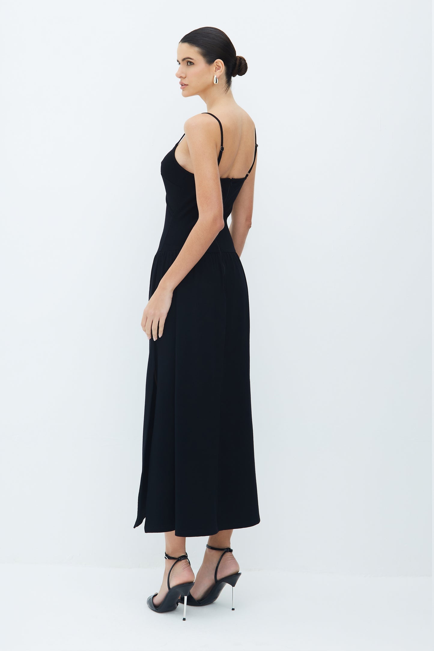VESTIDO MIDI COM ABERTURA NO CORPO E SAIA AMPLA COLEÇÃO VERÃO 26