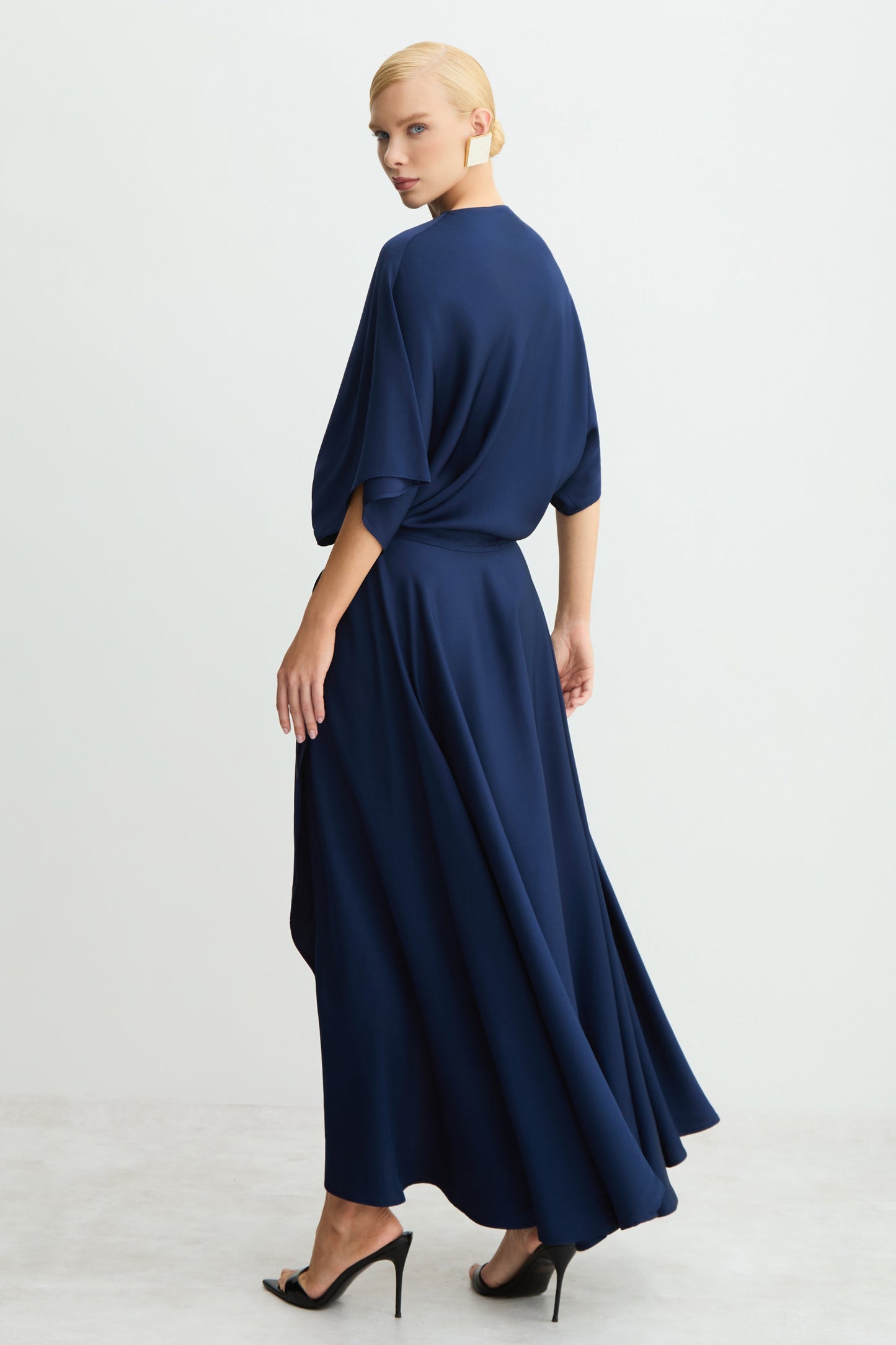 VESTIDO MIDI FLUIDO COM TRANSPASSE SAIA COLEÇÃO INVERNO 26
