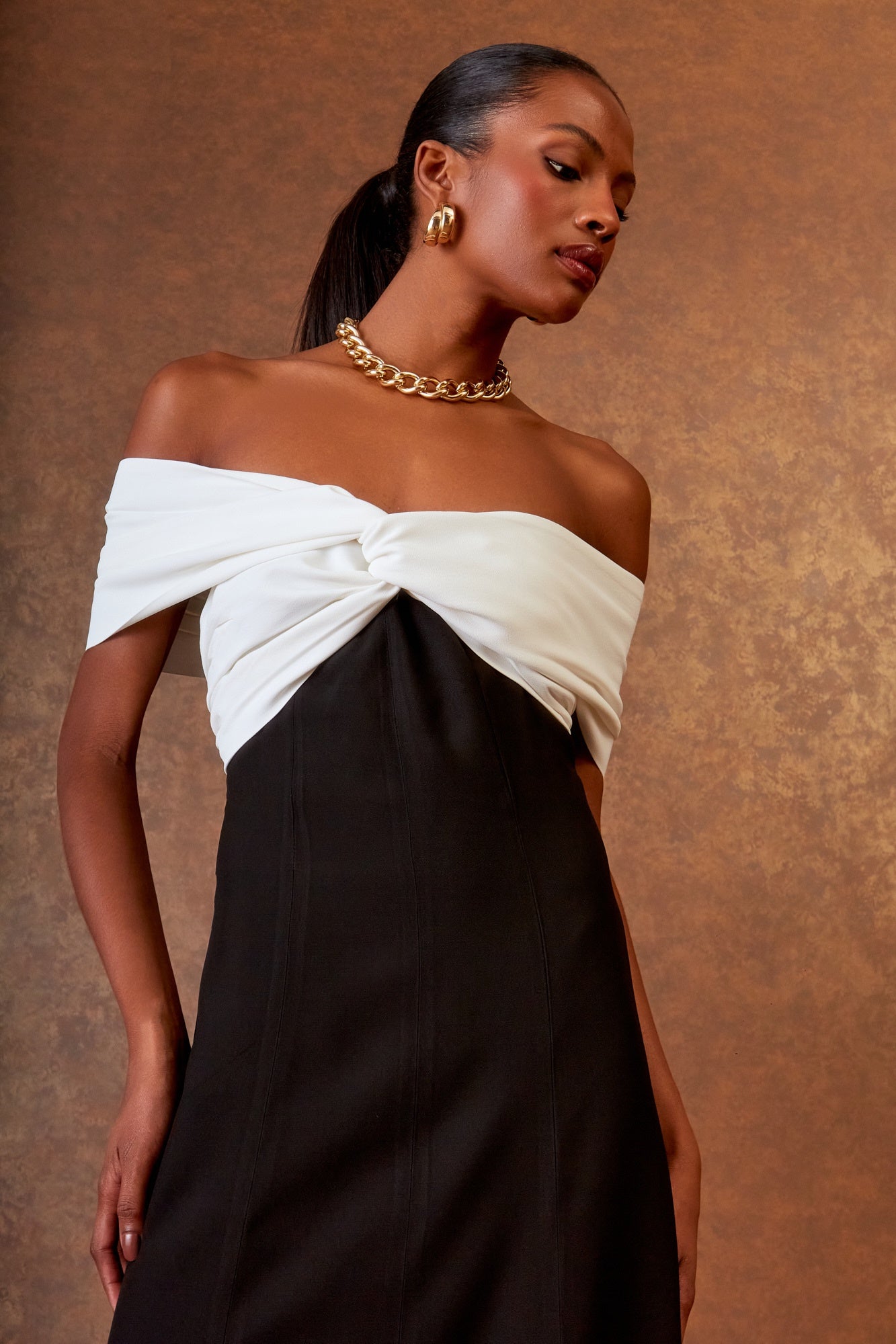 VESTIDO LONGO OMBRO A OMBRO BICOLOR COLEÇÃO INVERNO 25