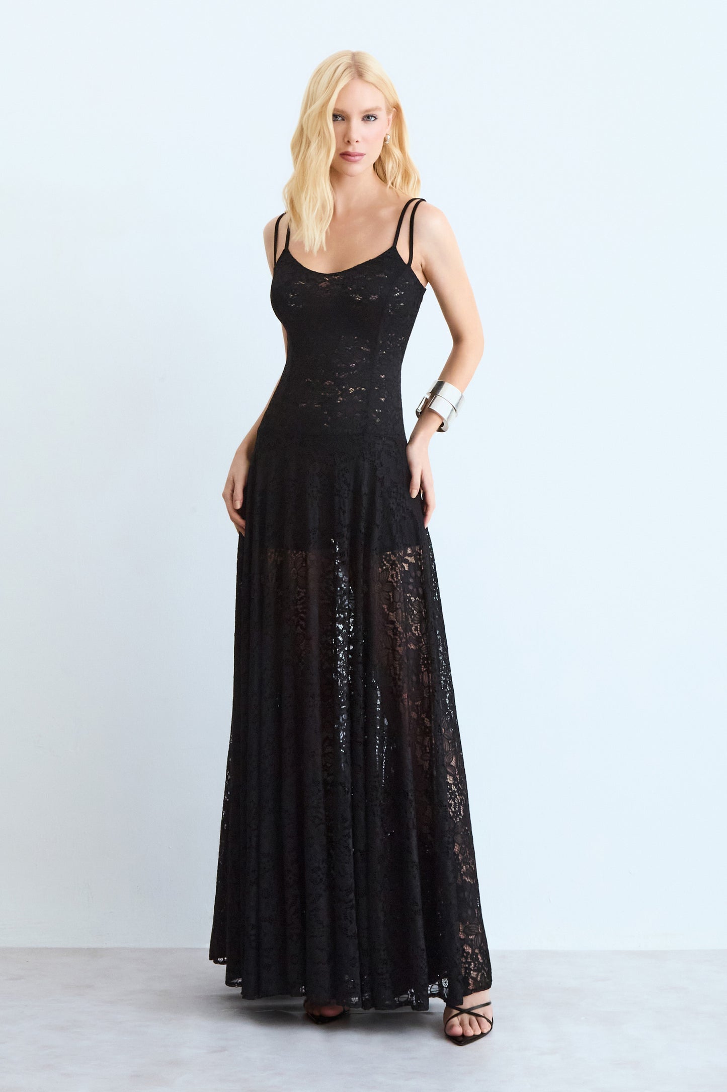 VESTIDO MIDI EM RENDA ACINTURADO COM DECOTE V COLEÇÃO VERÃO 27