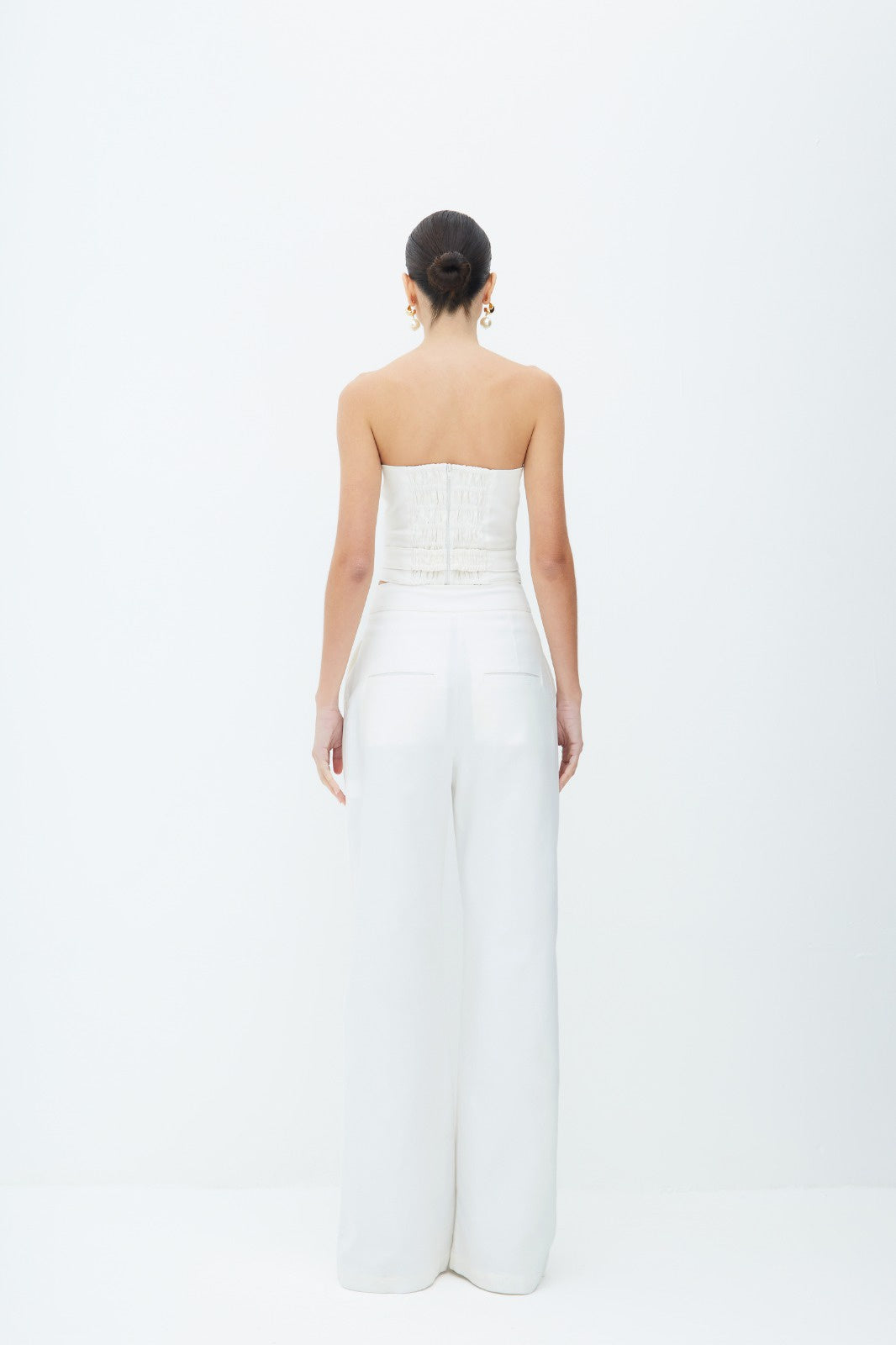 CALÇA PANTALONA ESTRUTURADA COM FRISOS COLEÇÃO VERÃO 26
